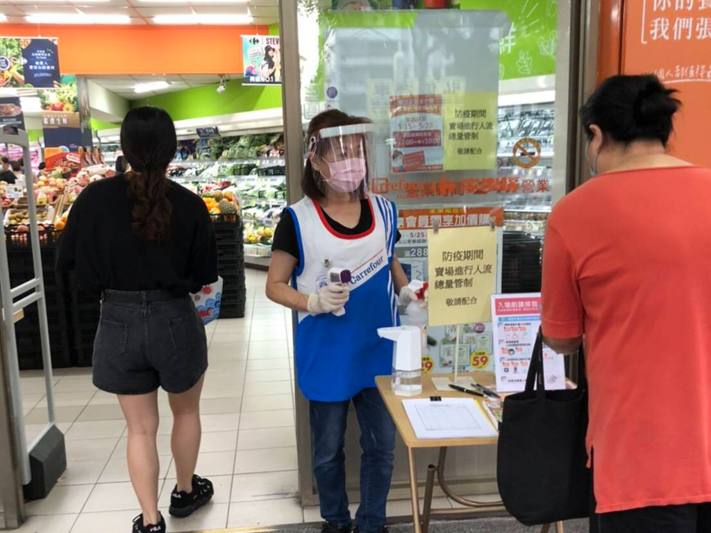 新北已協請各大賣場配合市府防疫政策，場所入口明顯處張貼人流管制規定，落實管制人留數量