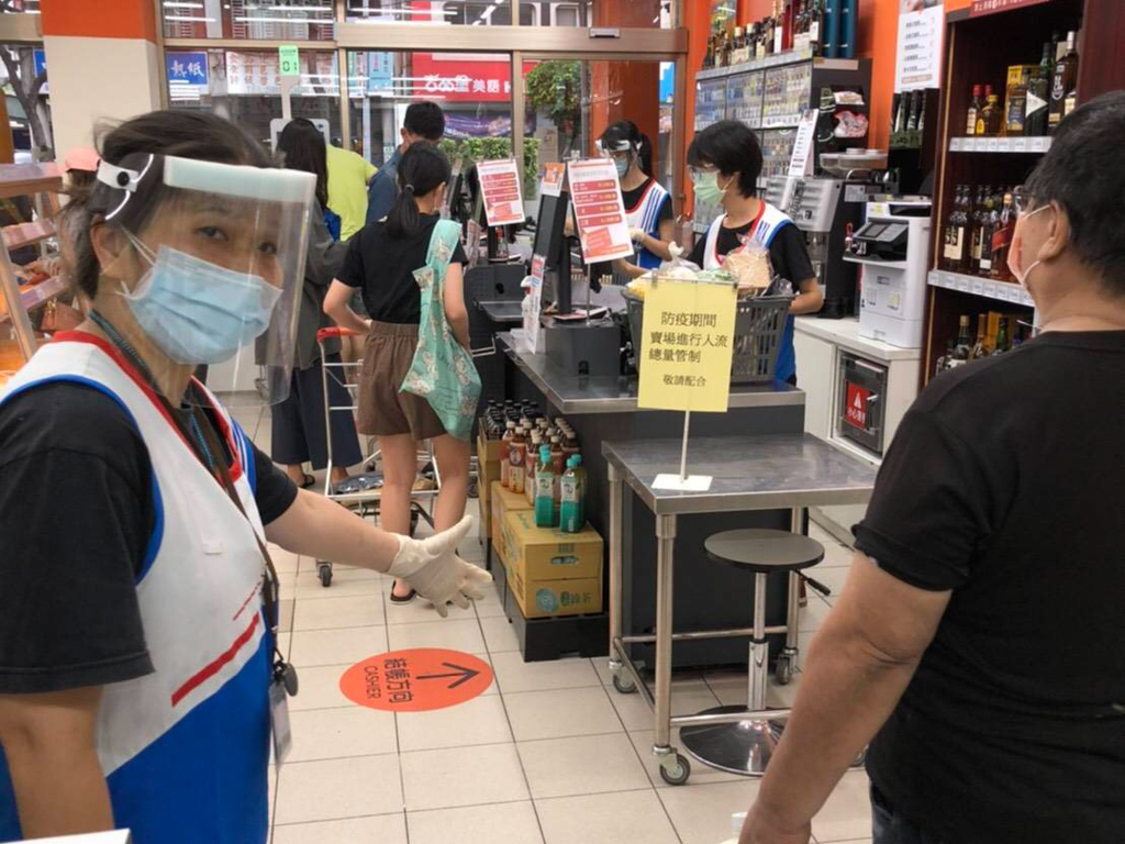 新北轄內家樂福、大潤發、好市多、全聯、愛買共172家門市分店，均配合新北市府公告落實防疫及容留人數管制宣導