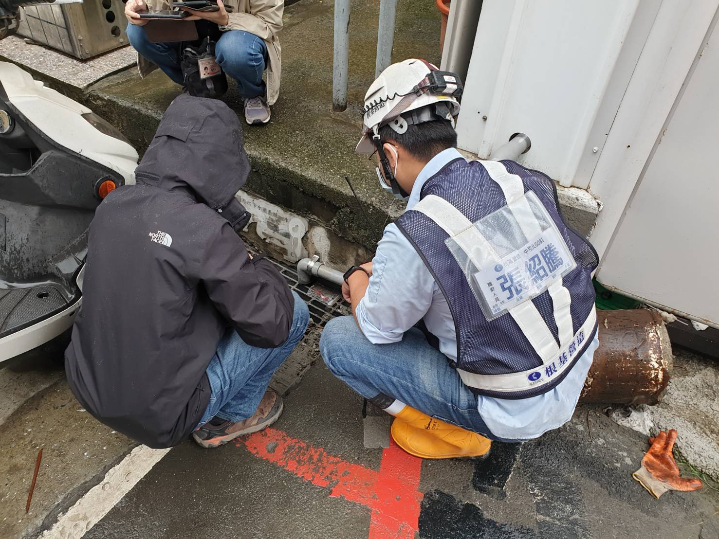 新北環保局及水利局循線查獲某營建工地施做連續壁，其廢水未妥善處理致污染環境