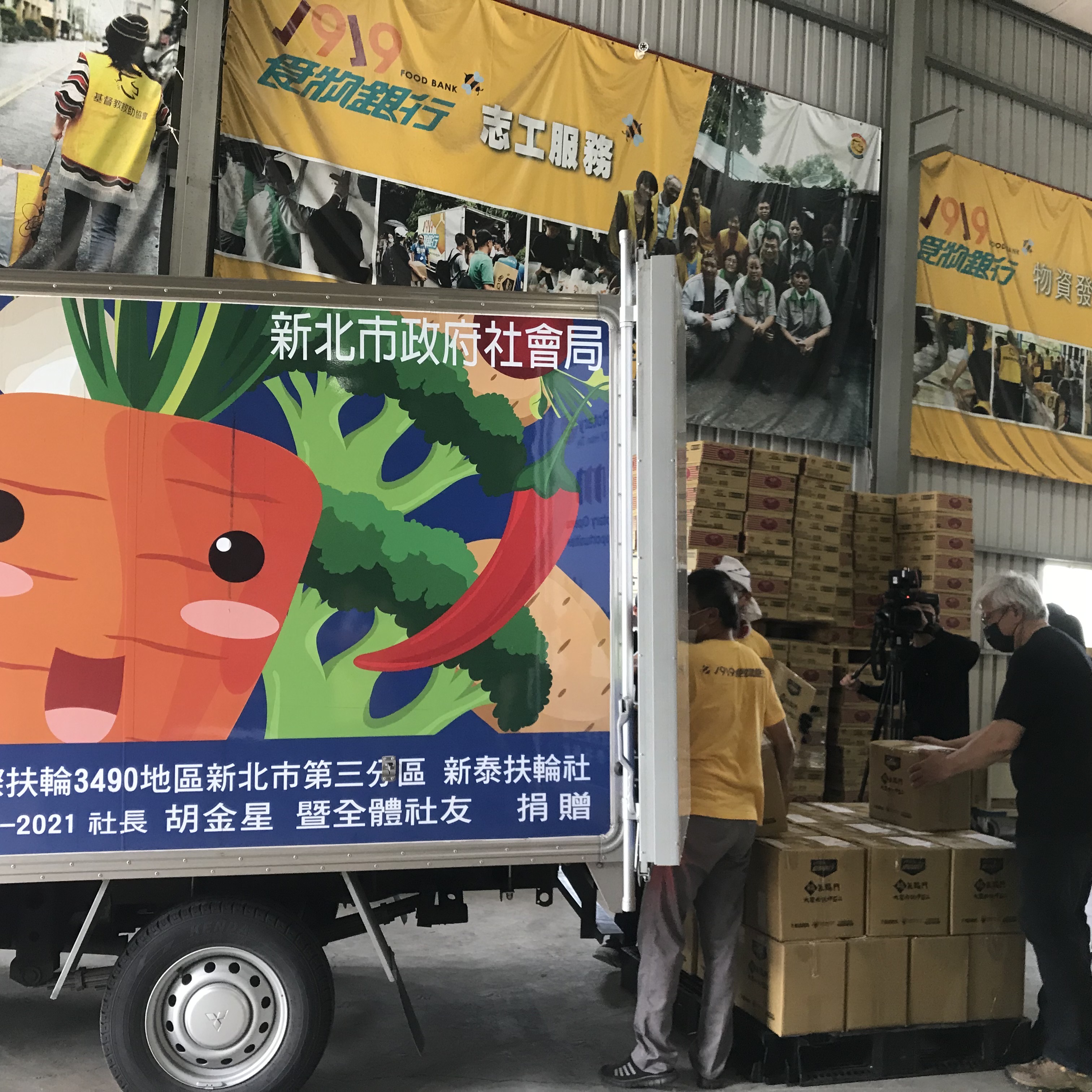新北市3輛惜食分享車全部投入物資運送  將食物箱輸送到各社福中心或宅配、郵寄