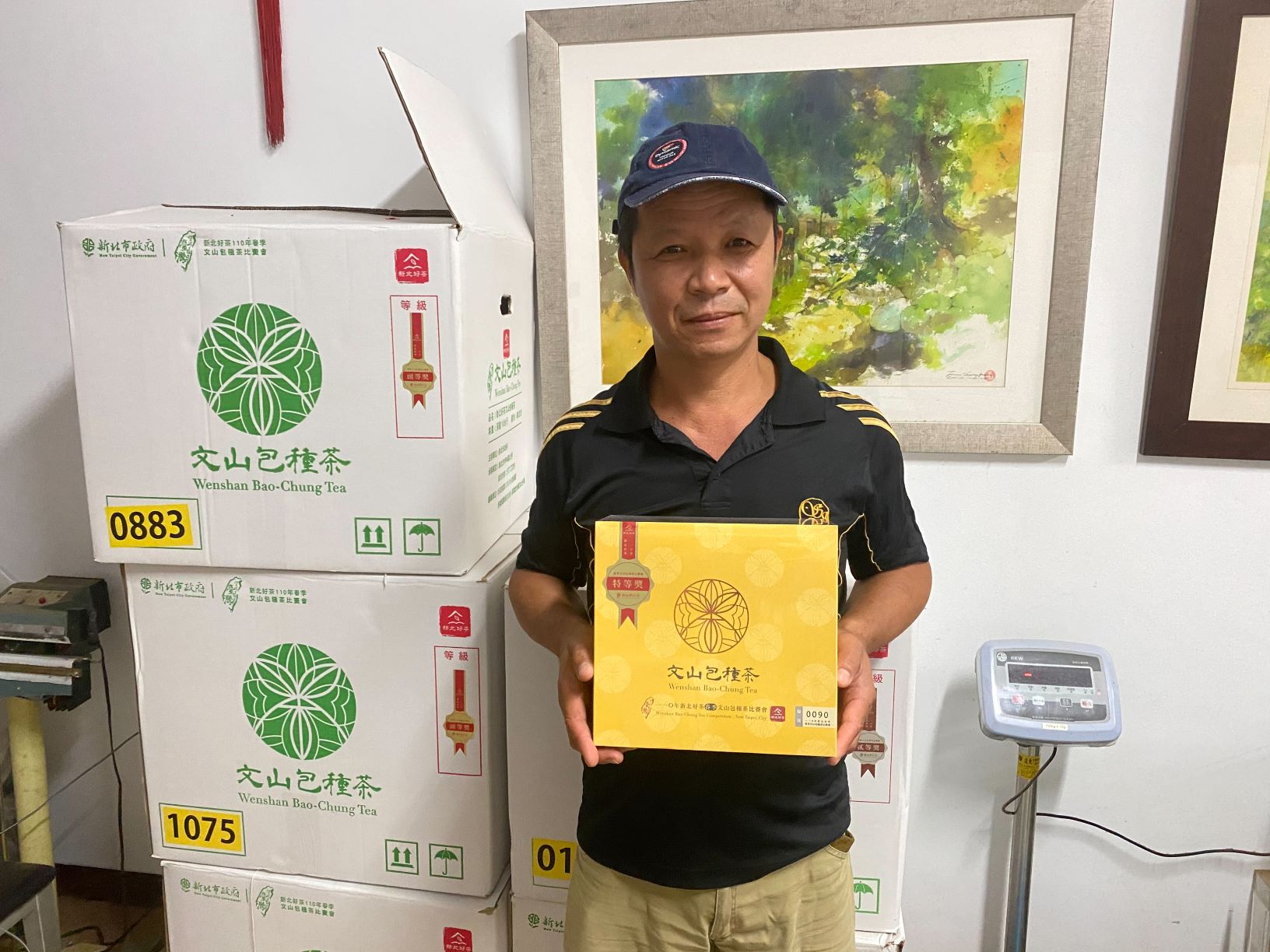 鐘文慶農友展示今年春季包種茶特等獎