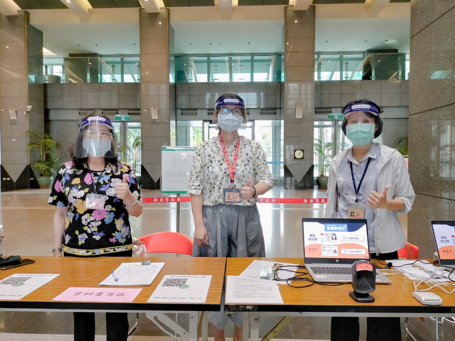 一線人員戴防護面罩加強防護
