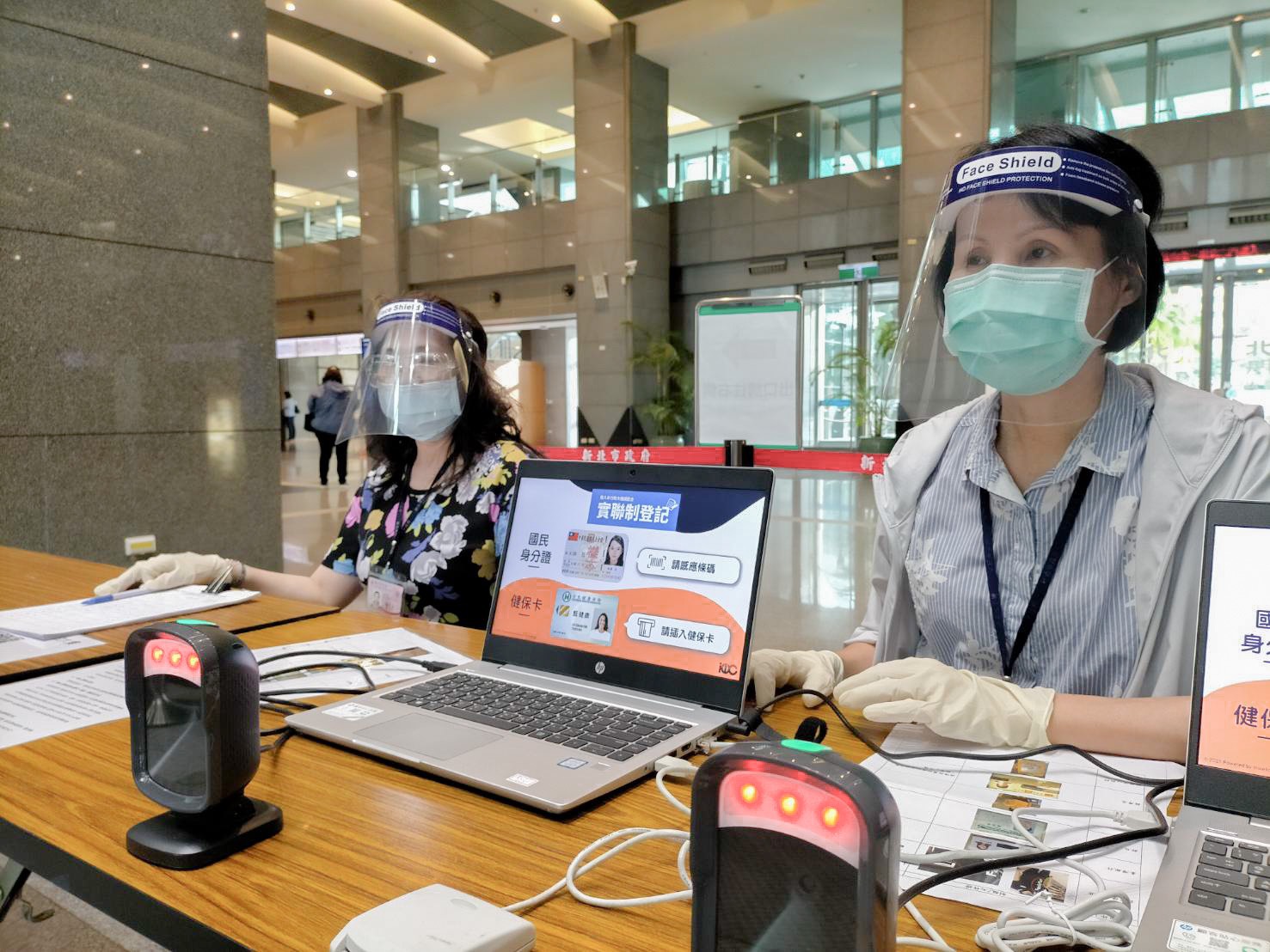 一線人員戴防護面罩加強防護