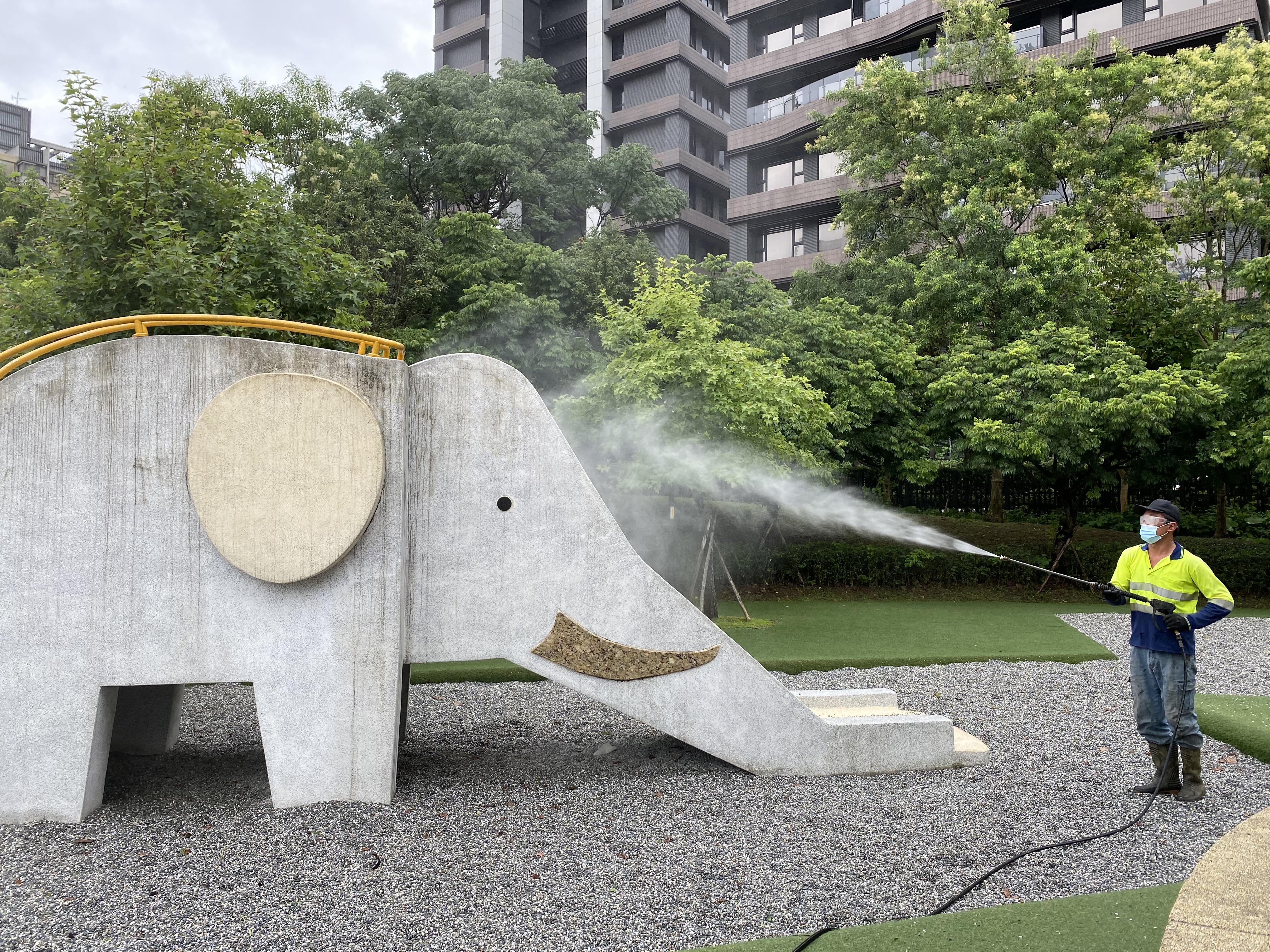 各公園維管單位加強公園兒童遊具消毒