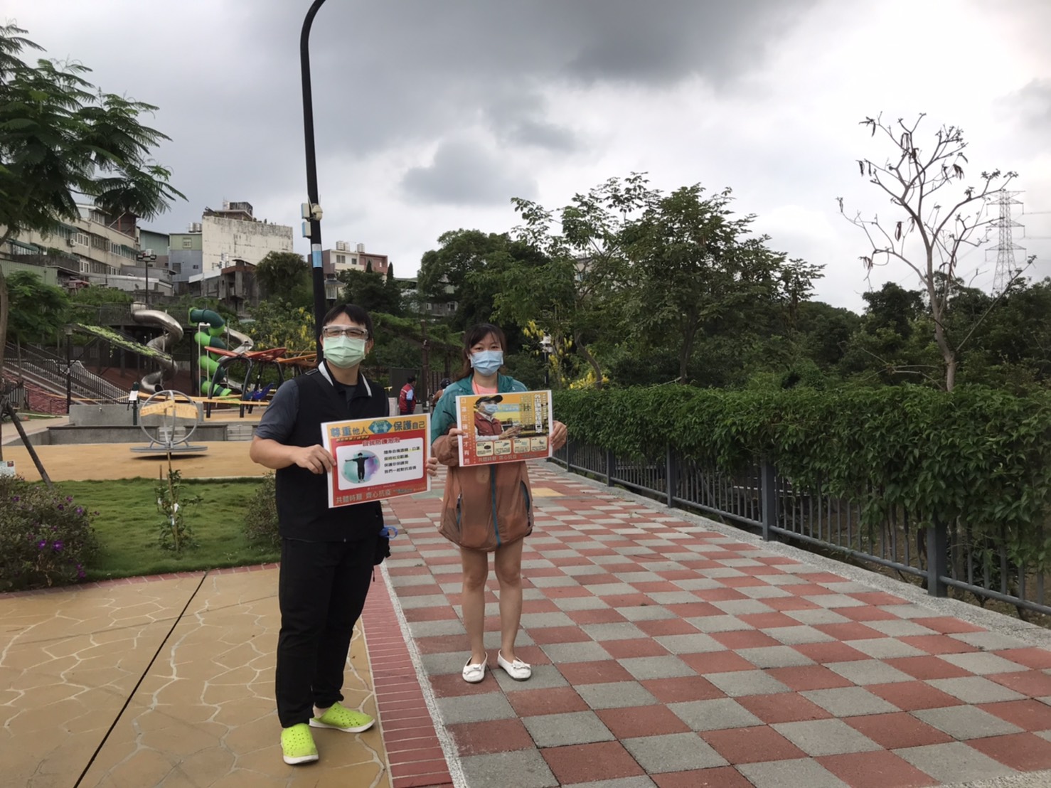 景觀處偕同各公所實地到公園宣導防疫