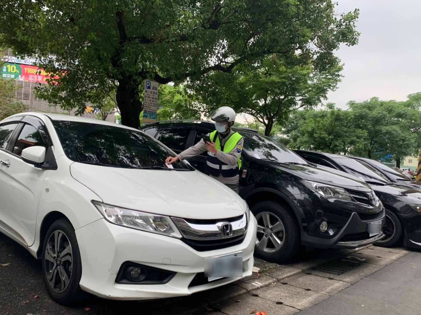 路邊停車格假日開放停車免費