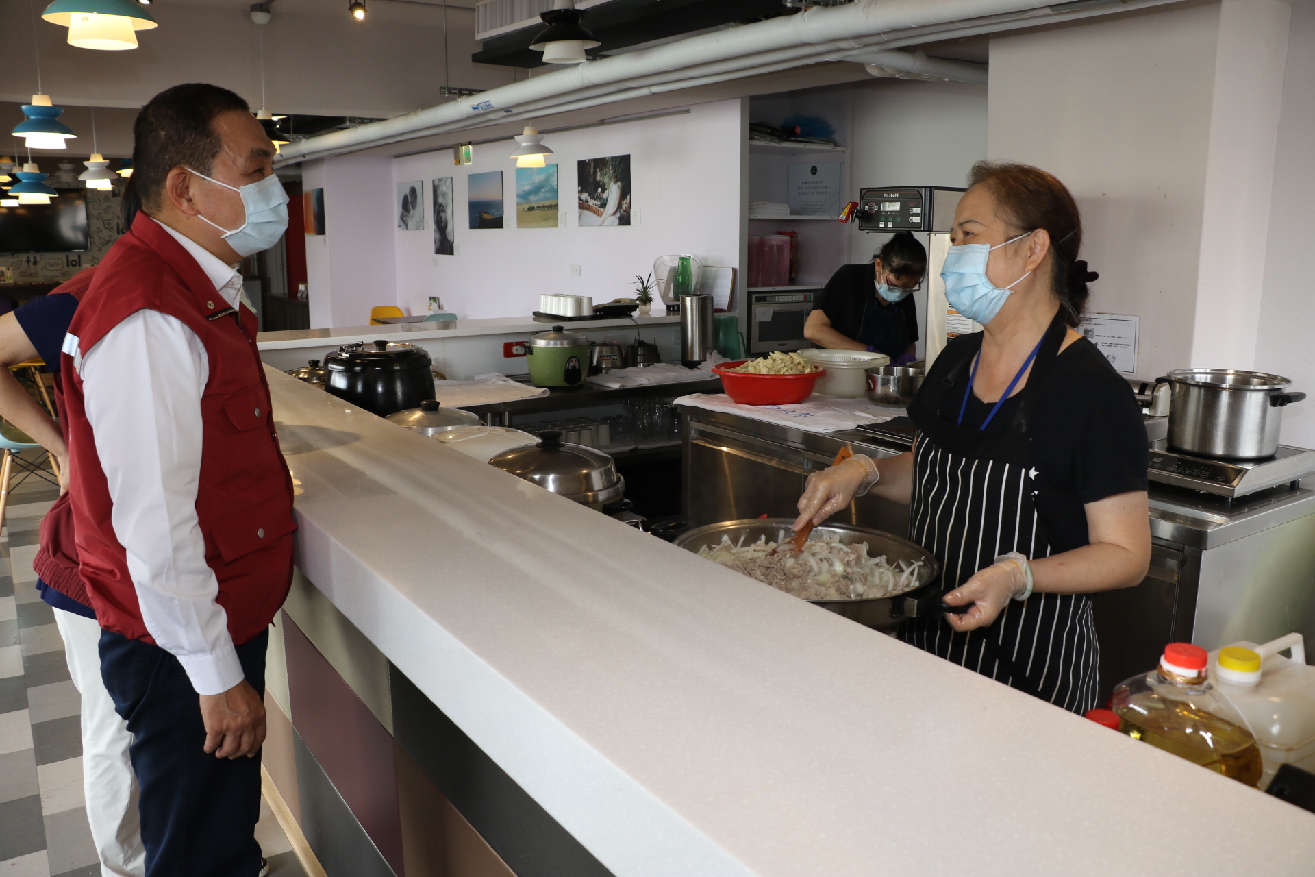 侯友宜到安新旅館關心入住街友  也感謝旅館工作人員