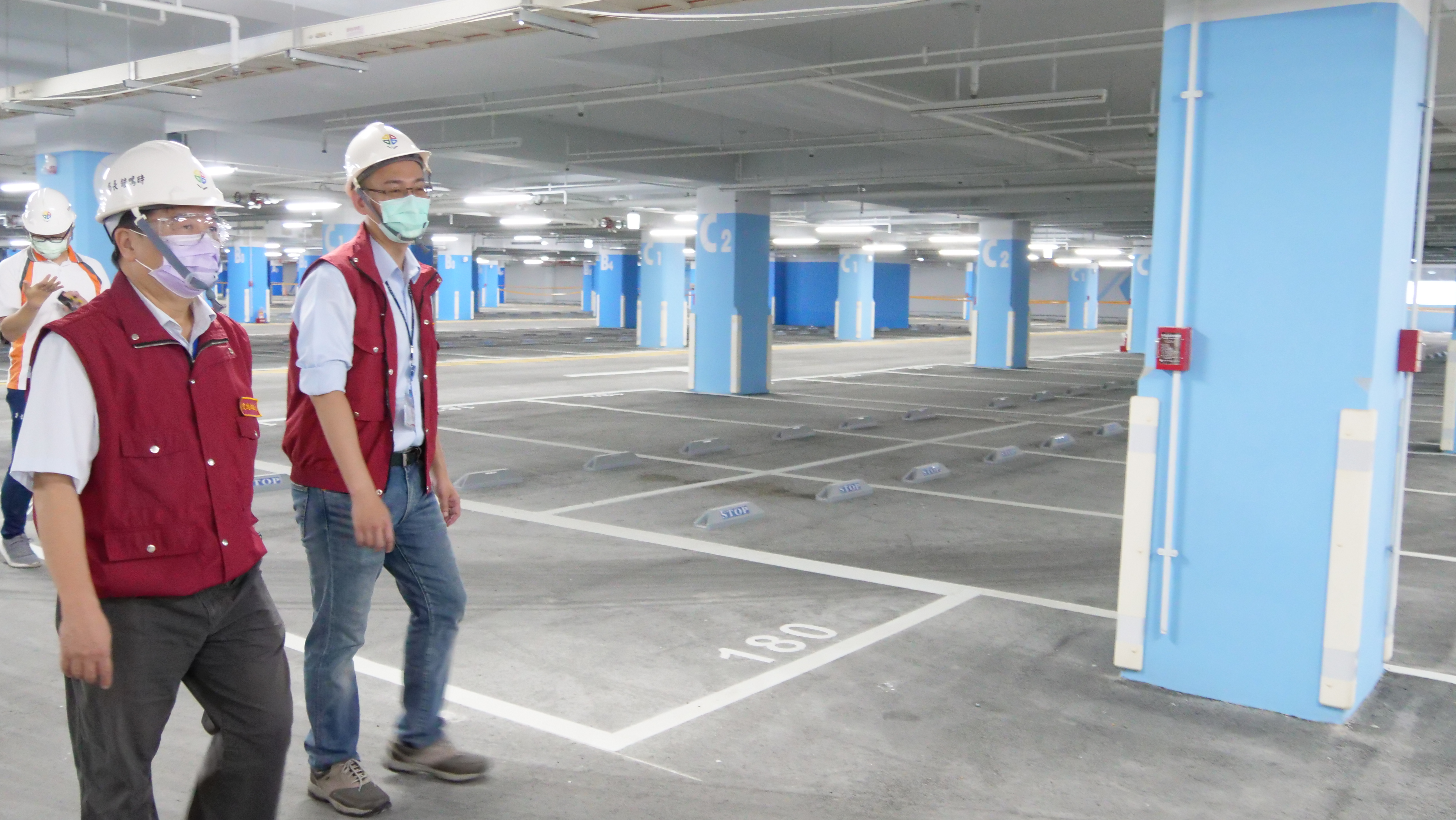 交通局長鍾鳴時今天上午視察興建完工的光榮國小停車場