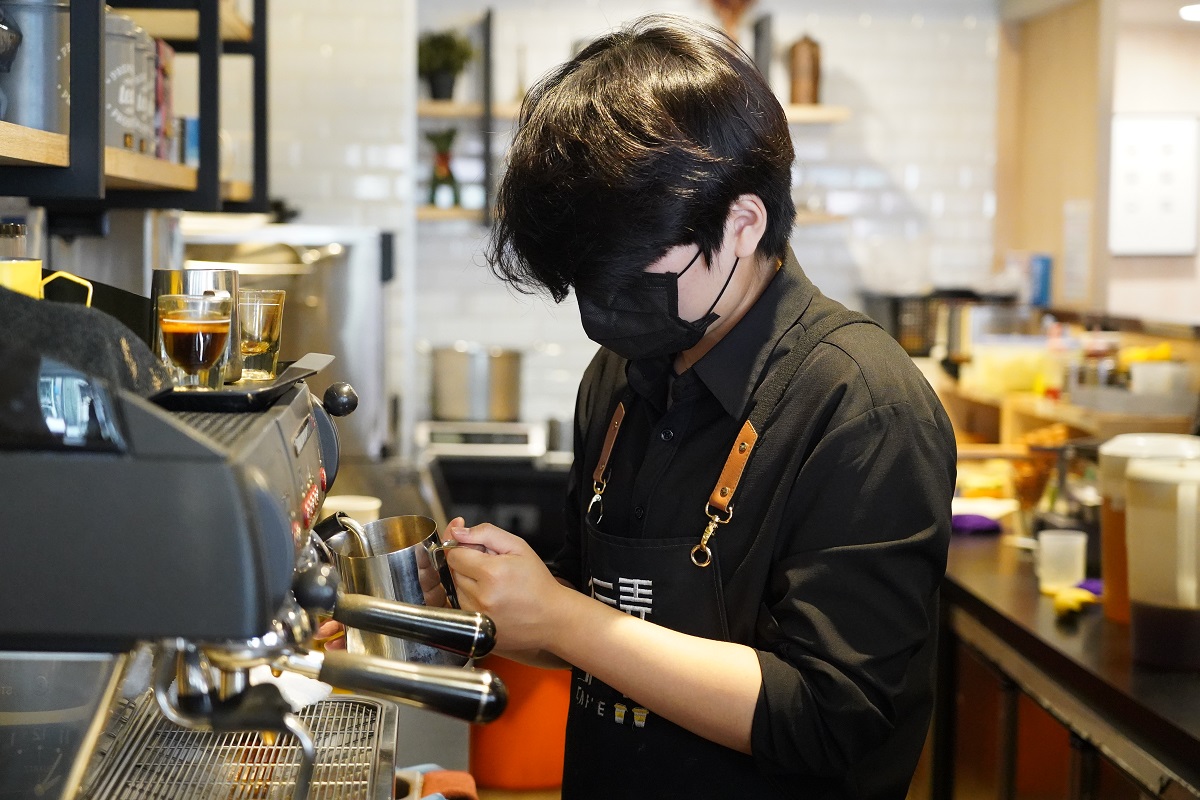 疫情期間希望大家做好防疫措施，也鼓勵各位市民朋友支持新北餐飲業者，外帶美食在家享用，一起渡過疫情