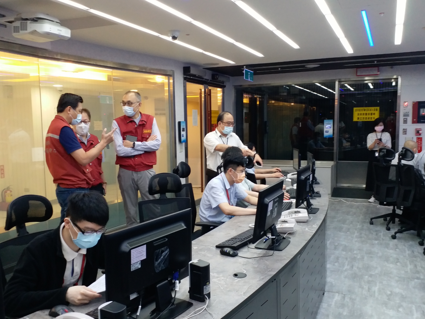 副市長視察疫苗預約系統