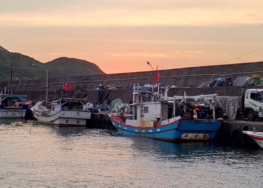 北臺灣目前唯一的馬崗漁港飛魚追逐網船隊，休息時漁民在港邊整補驅趕繩1