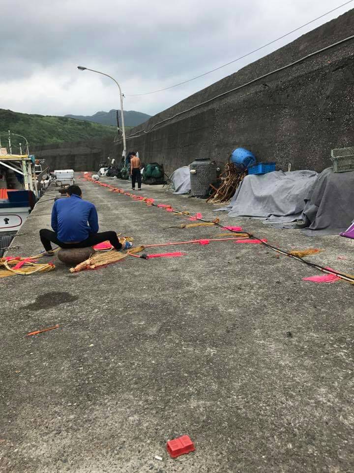 北臺灣目前唯一的馬崗漁港飛魚追逐網船隊，休息時漁民在港邊整補驅趕繩2