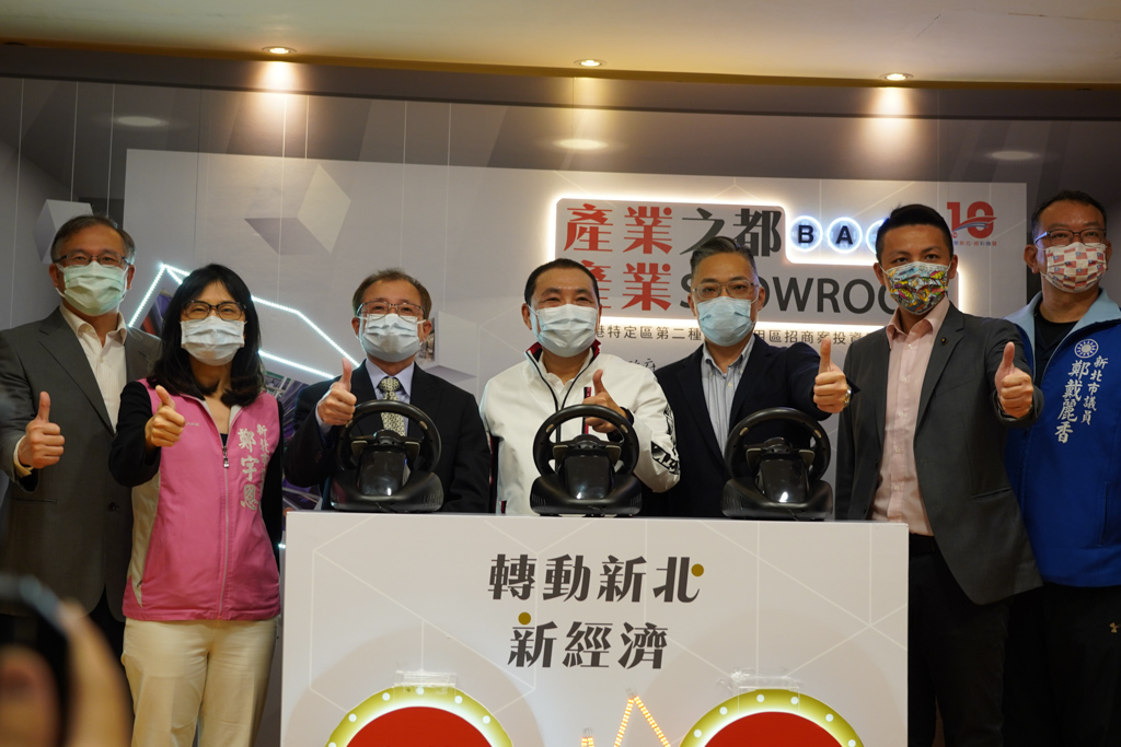 新竹物流投資啟動記者會與會貴賓合影(左3起：新竹物流李正義總經理、新北市長侯友宜、輝達玻璃陳逸賢總經理)