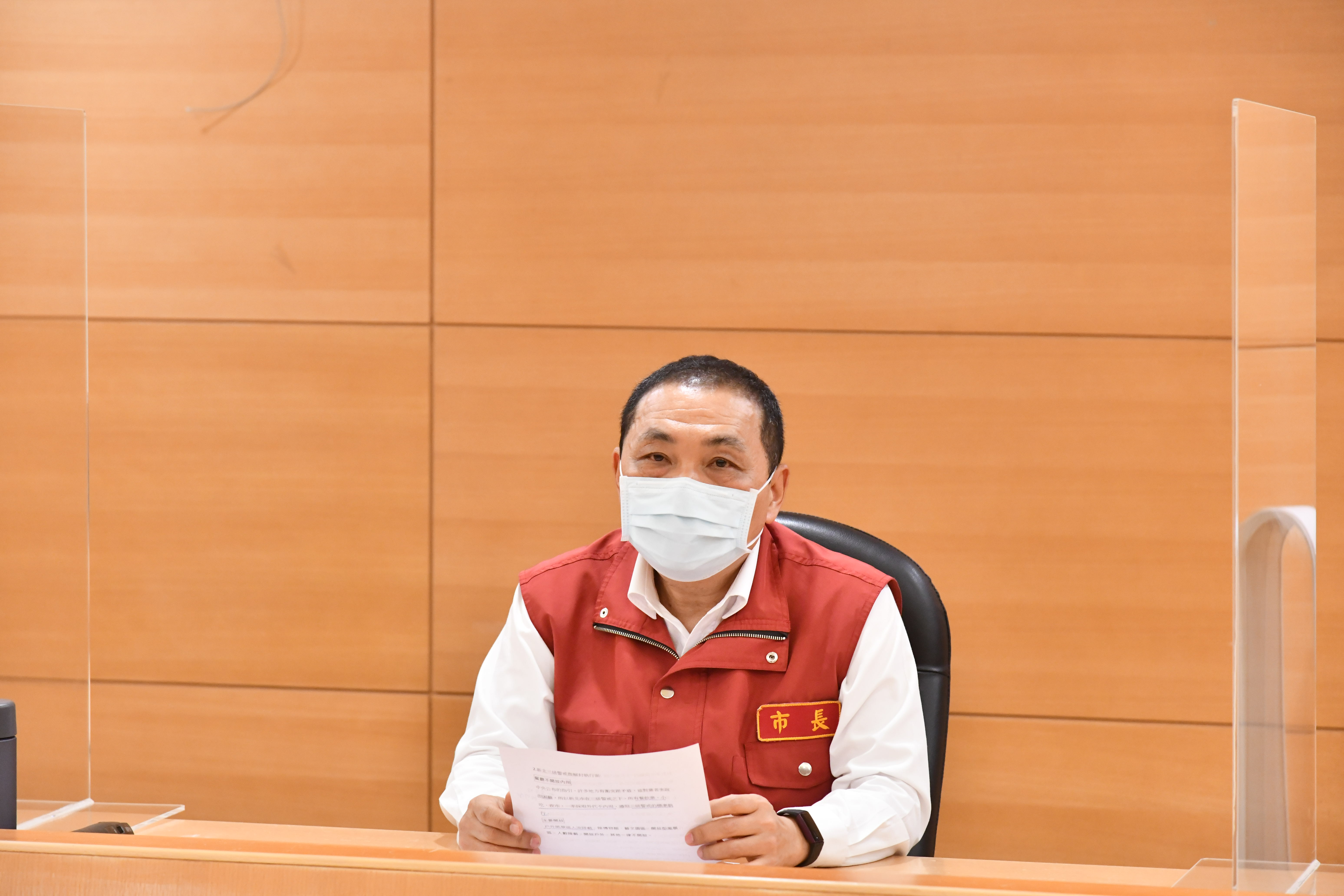 經過市府團隊實際討論，很多地方業者和管理單位都很難做到中央公布的執行面指引，三級警戒期間，新北市餐飲業仍不開放內用、一律採外帶。
