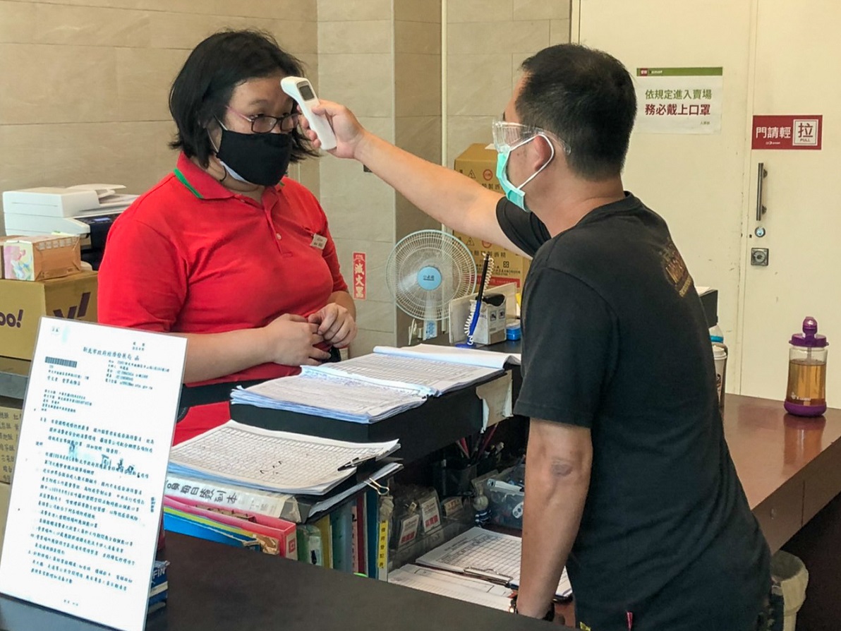 板橋愛買南雅店現場落實實聯制且每日監測員工體溫及是否有呼吸道感染症狀之情形