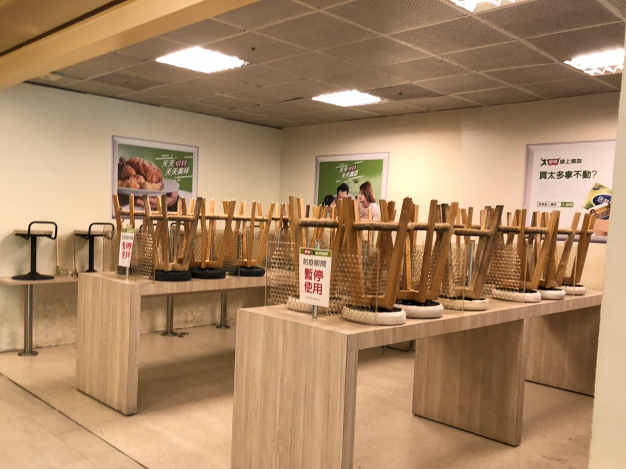 業者配合市府餐飲業禁止內用政策，賣場美食內用區仍維持關閉