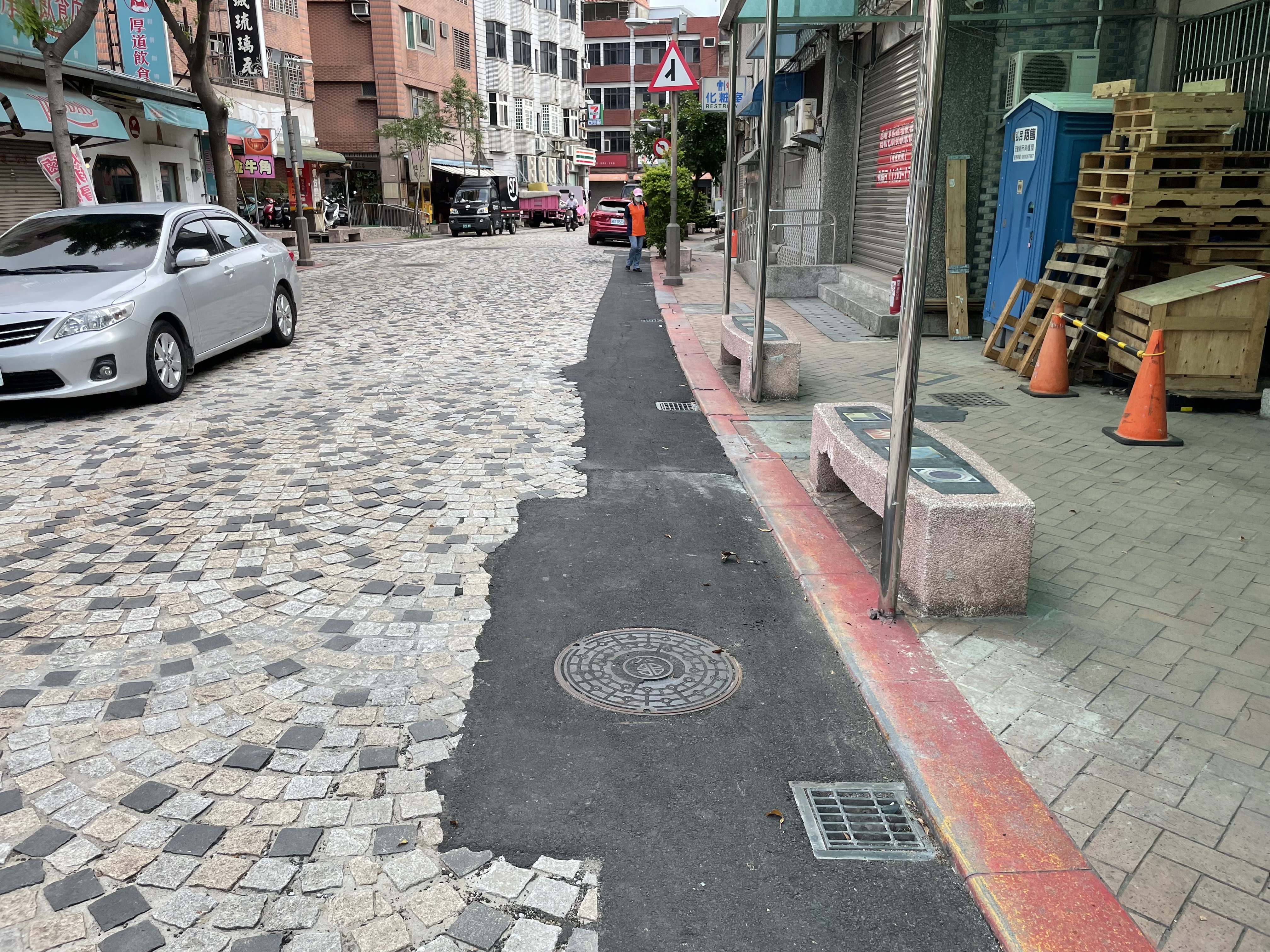 鶯歌老街鋪面容易打滑，新北市政府為維護用路人的安全，將把鶯歌老街部分路段鋪面改以瀝青材質，結合三鶯文創整合計畫，藉由局部道路鋪面的更新，提昇用路人的安全性，並確保娃娃車、輪椅通行的舒適性。