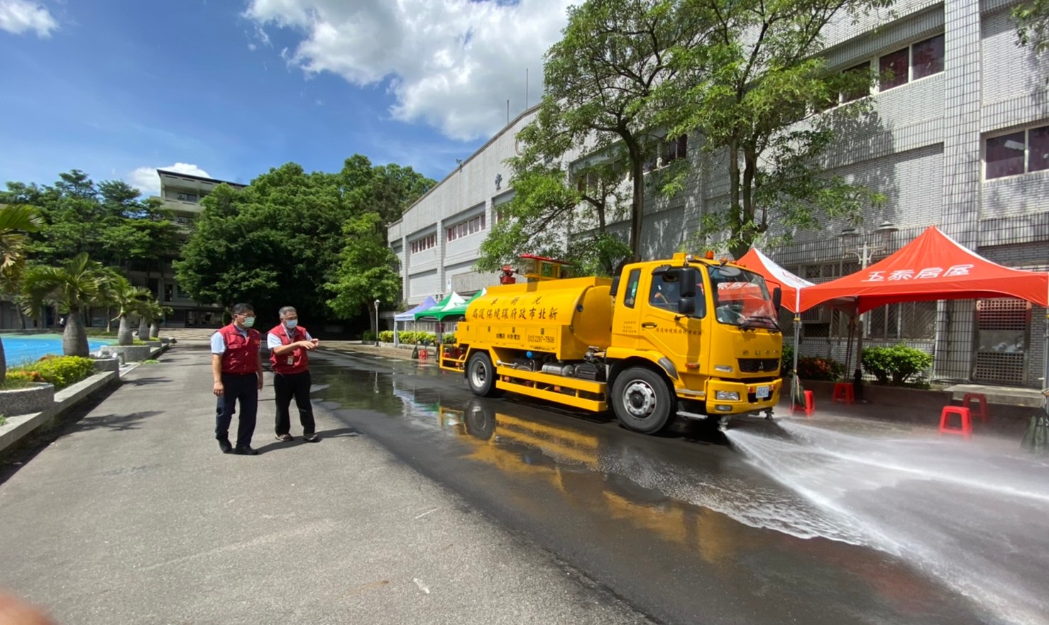 泰山區林區長及災防辦張執行秘書訪視防疫站周圍路面灑水降溫情形