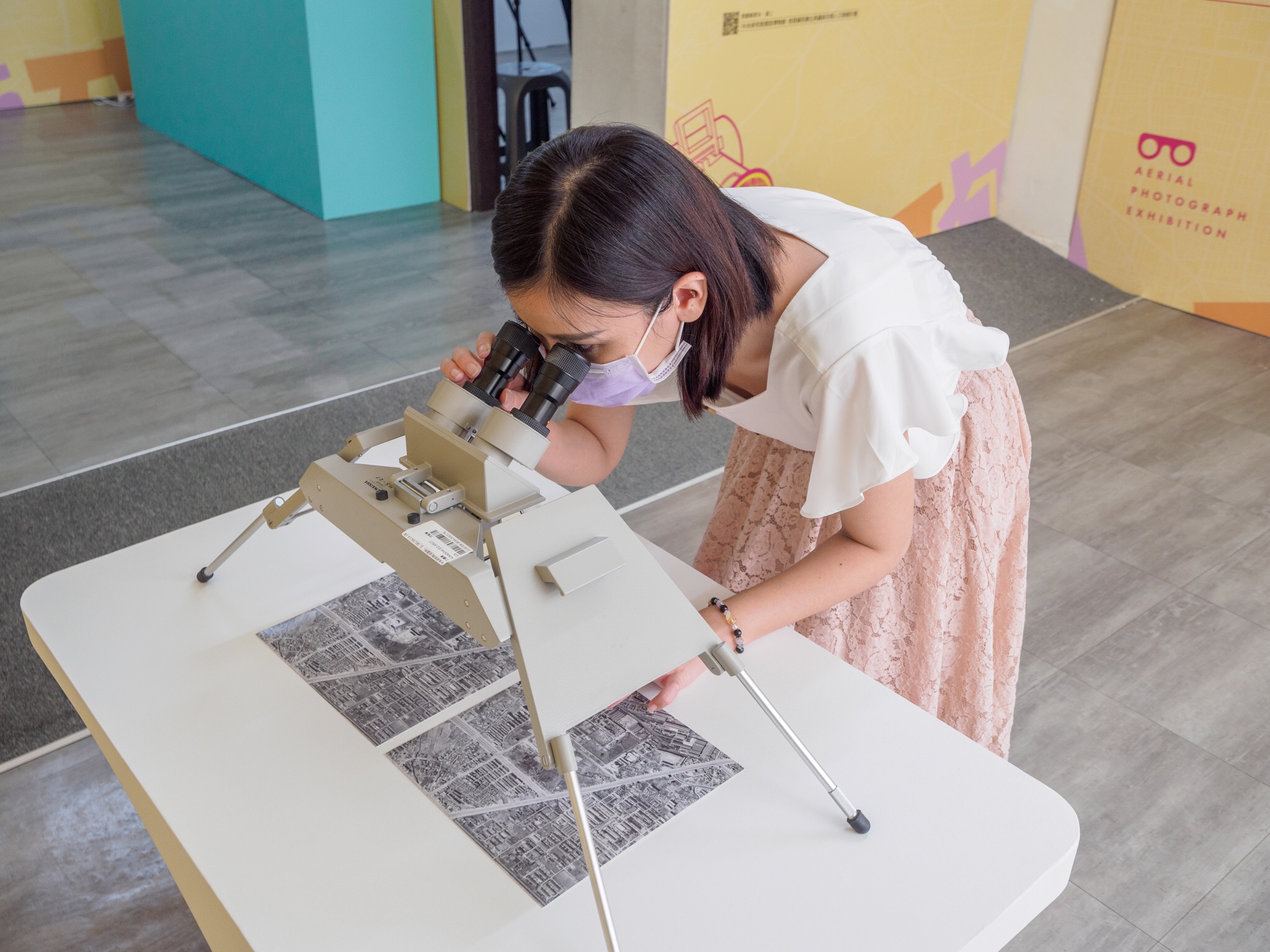 中央研究院特別出借橋式立體鏡等器材，讓參展民眾體驗航拍圖像資料的判讀樂趣。