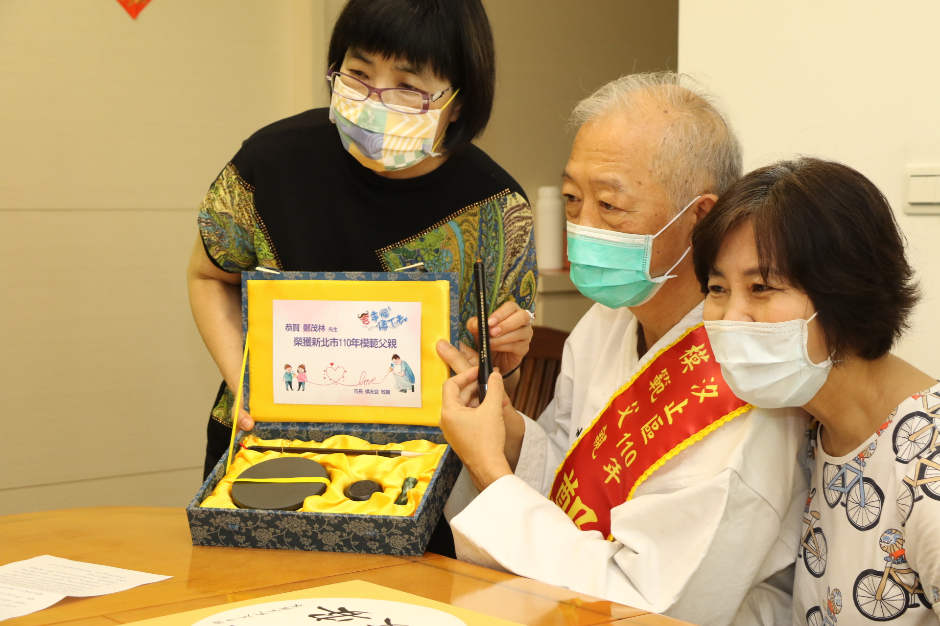 張錦麗局長代表侯友宜市長致贈文房四寶給鄭茂林