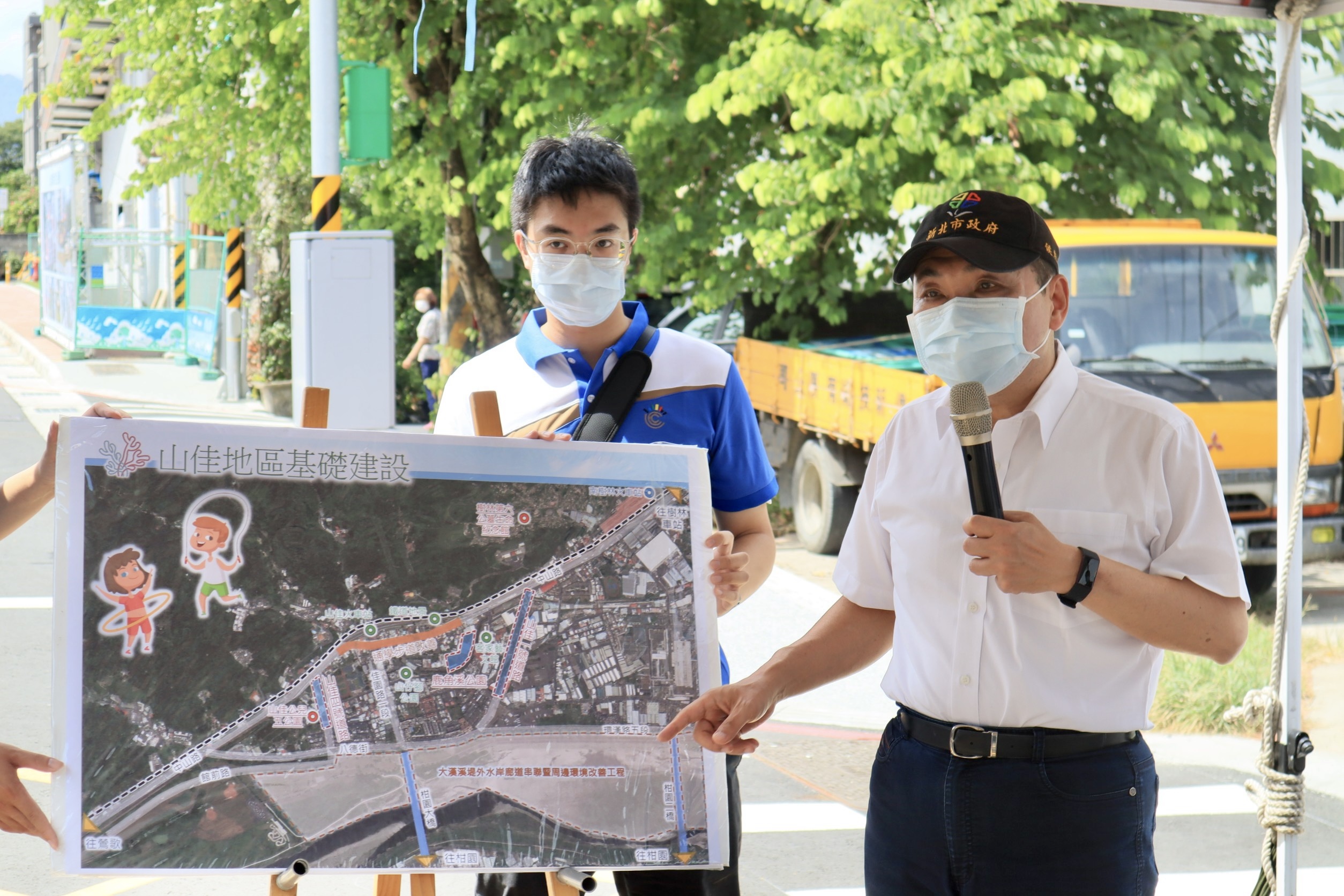 新北市長侯友宜指出，山佳4號道路為山佳火車站以西主要的南北幹道與市區作連結，將提供周邊居民便利的交通路網。
