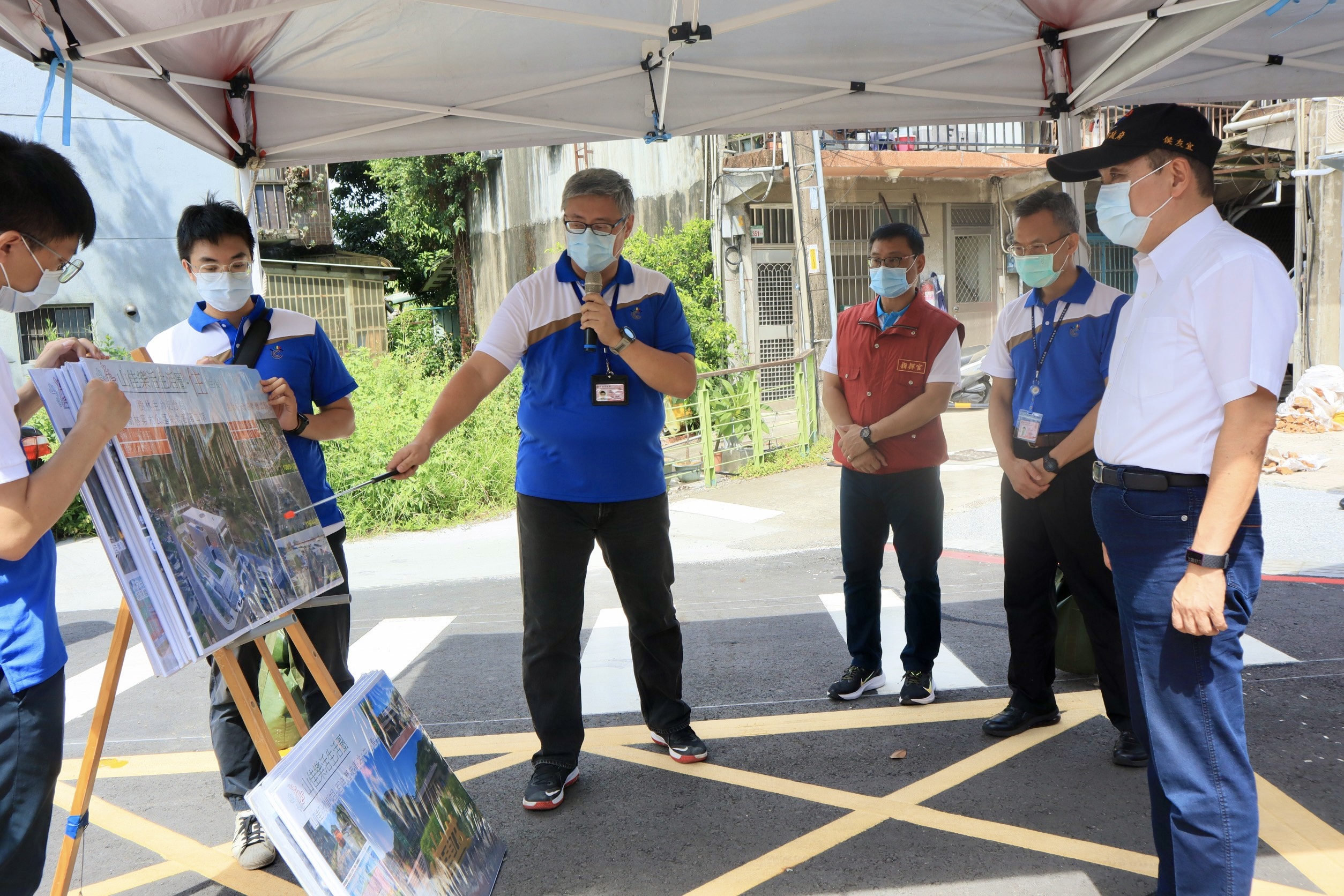 新北市長侯友宜聽取新工處長王益翔說明山佳4號道路開闢情形。