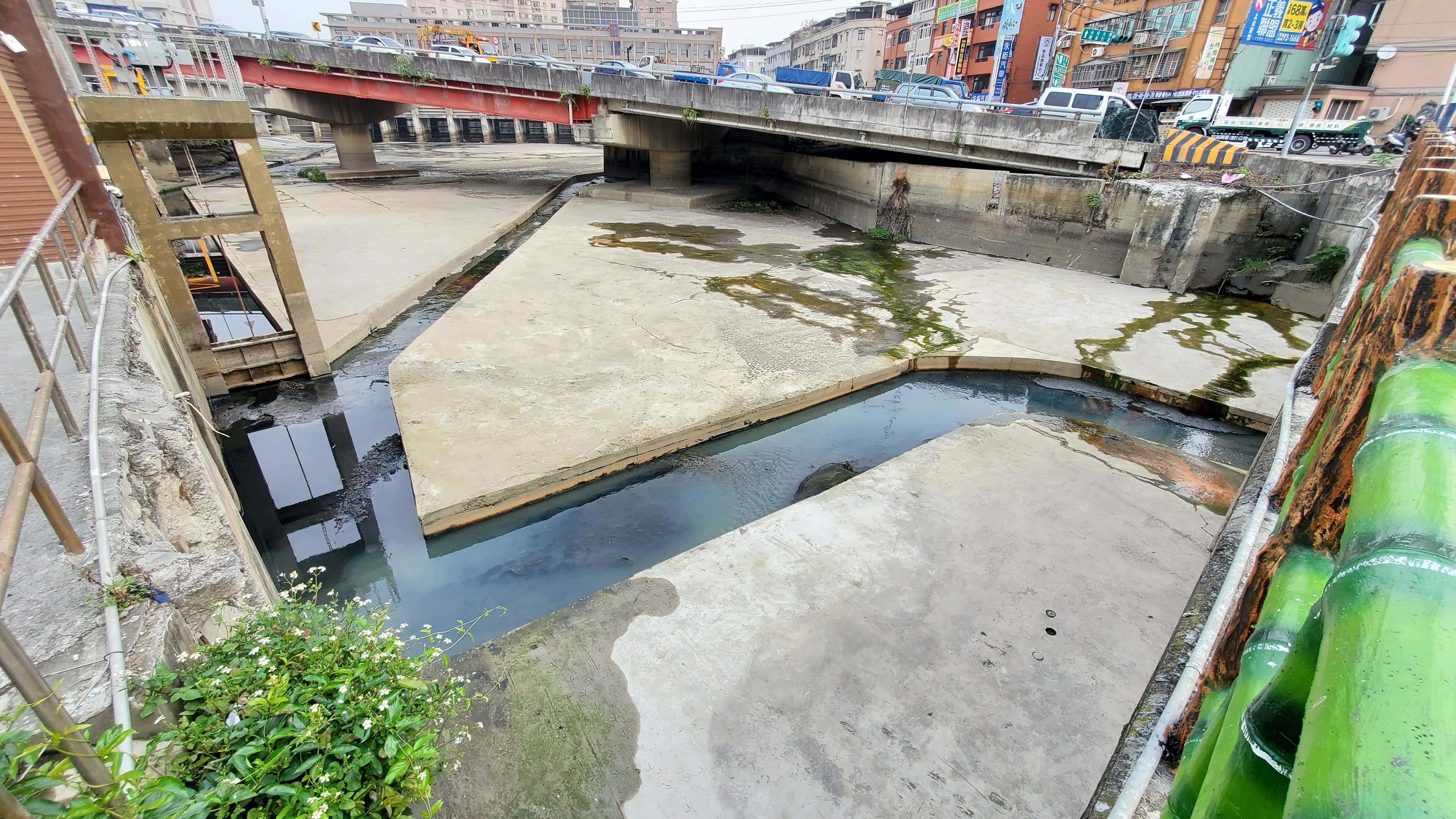 蘆洲區鴨母港溝前池污水截流及抽水站