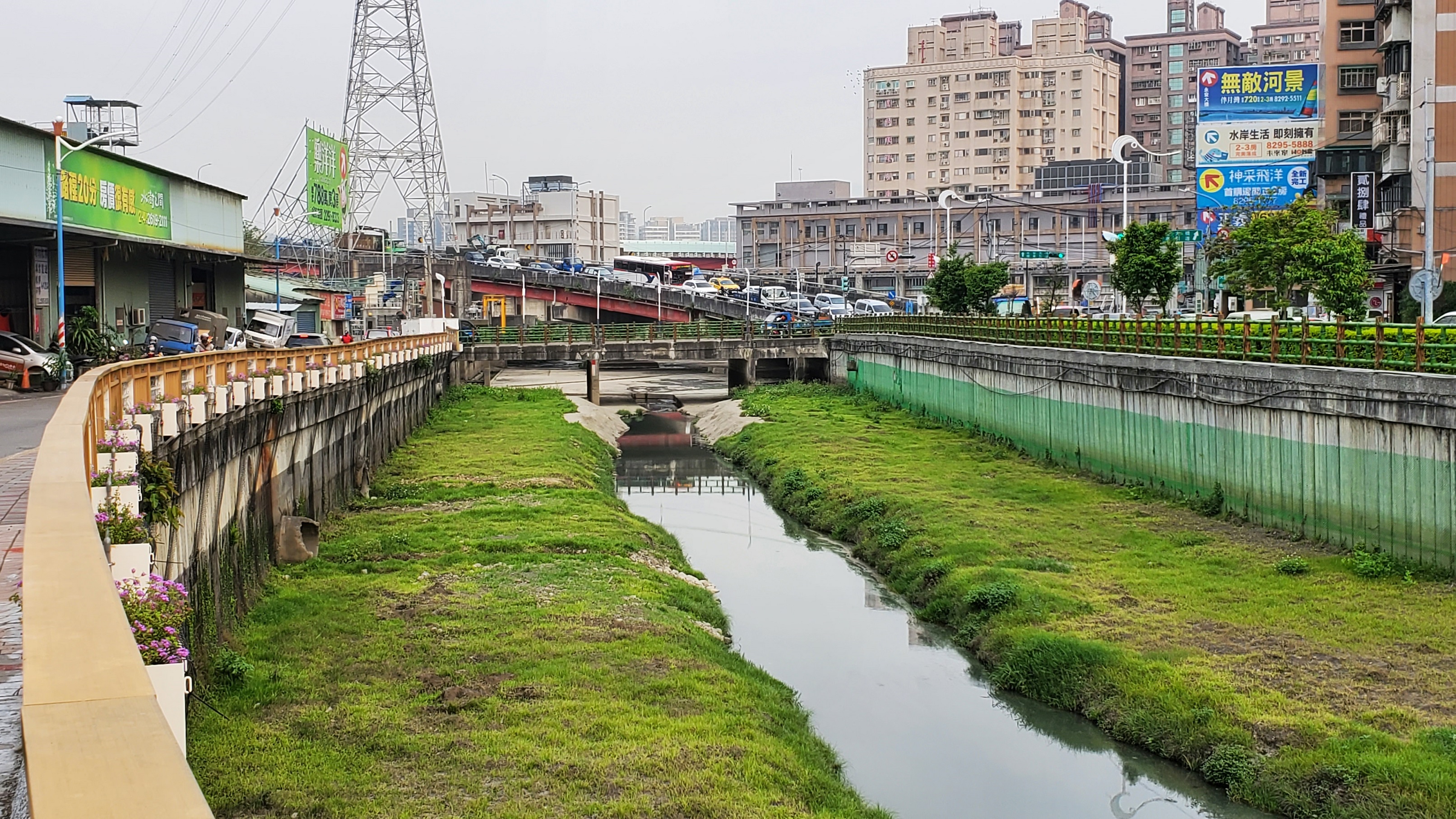 蘆洲區鴨母港溝渠底改善、版樁護岸及兩岸綠化