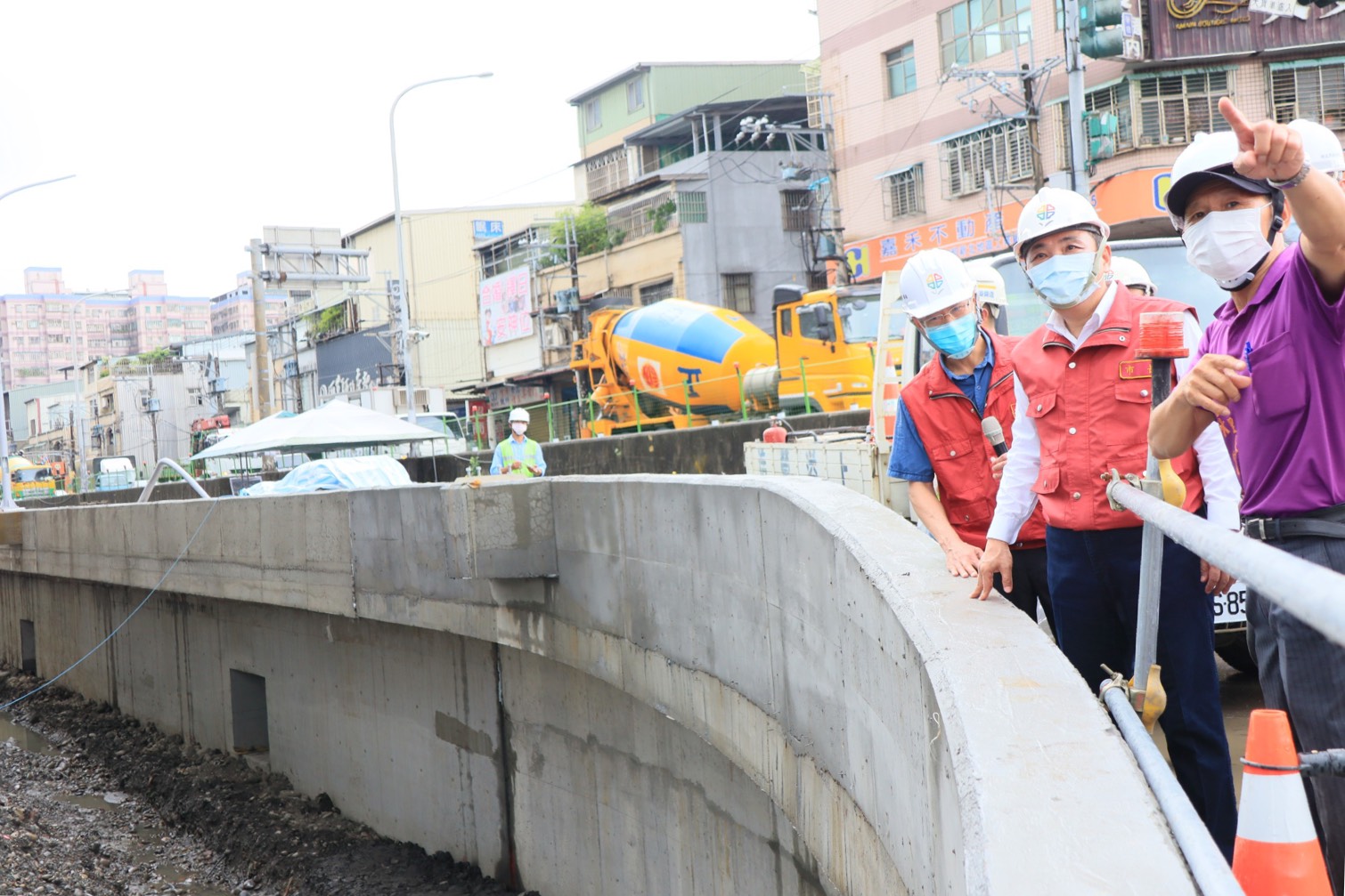 煙花颱風來勢洶洶，新北市長侯友宜於今（22）日上午前往土城區亞洲路拓寬工程視察，了解工程防颱整備情形及施工進度。
