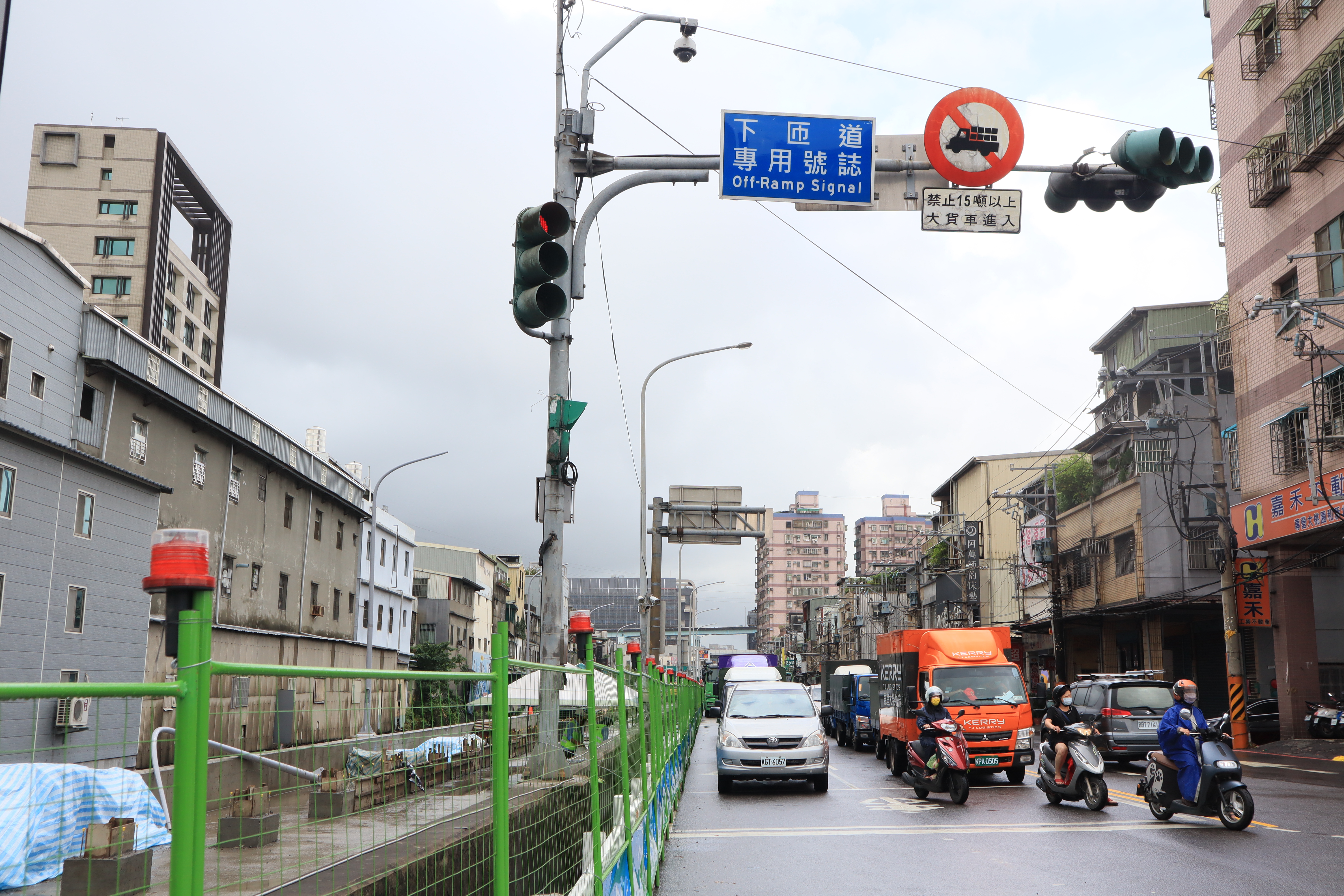 土城區亞洲路拓寬工程於109年12月開工進行亞洲路旁大安圳上加蓋，讓亞洲路多出一個車道紓解車潮，預計於今年底完工。