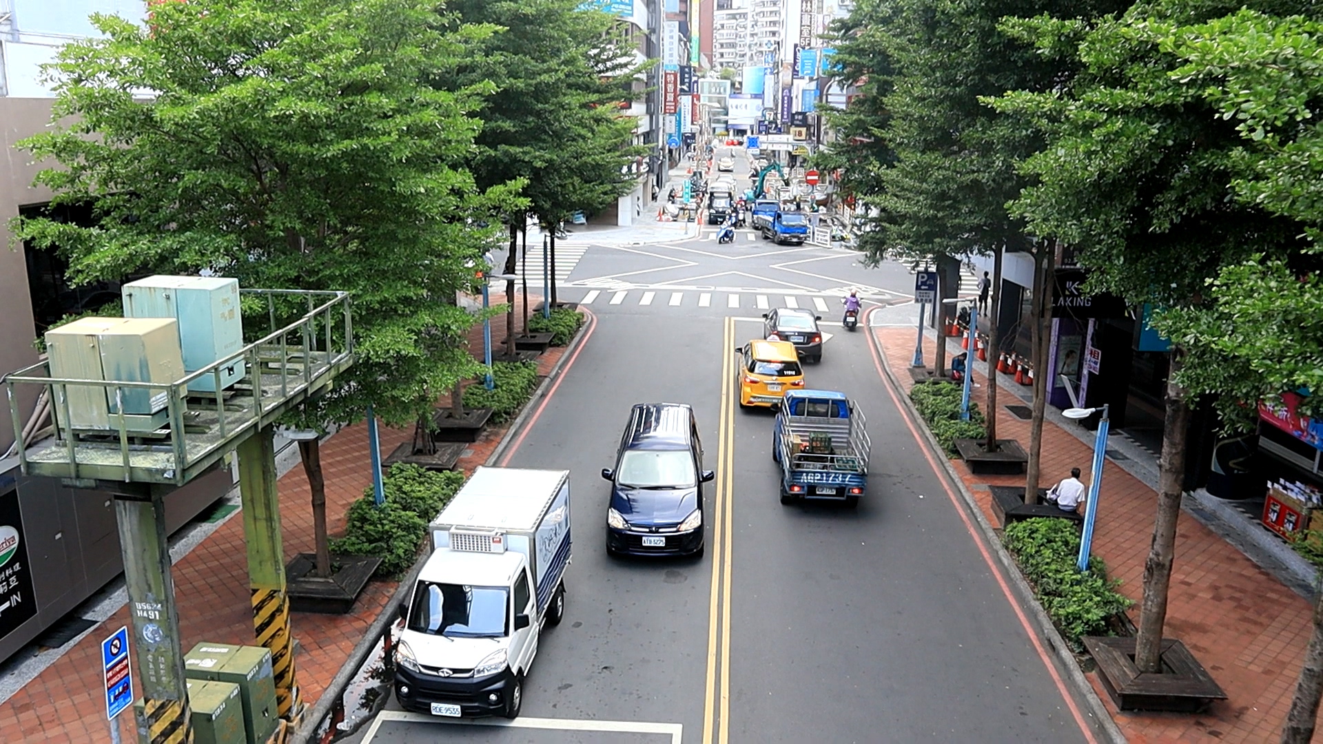 縣民大道和中山路一段間之重慶路，未來將改為行人徒步區，預計7月25日起施工封路，請用路人提前改由館前東西路、民族路、民權路通行，惟現場仍保留行人通道，不影響行人通行。