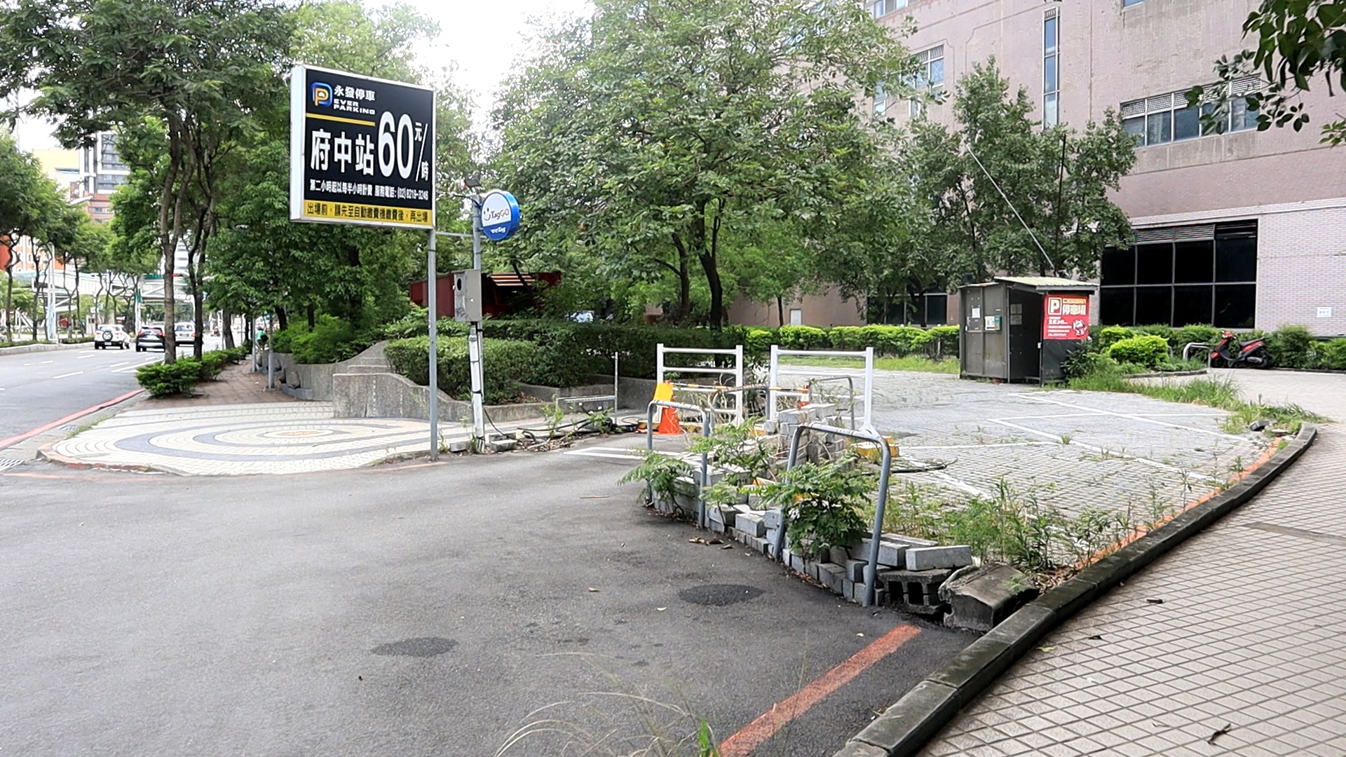 縣民大道南側停車場現況人行空間破碎不完整，未來將配合府中美學計畫重新進行整理改善。