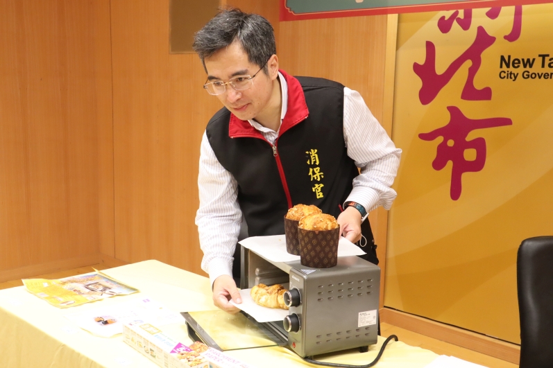 消保官展示烤箱使用烘焙紙