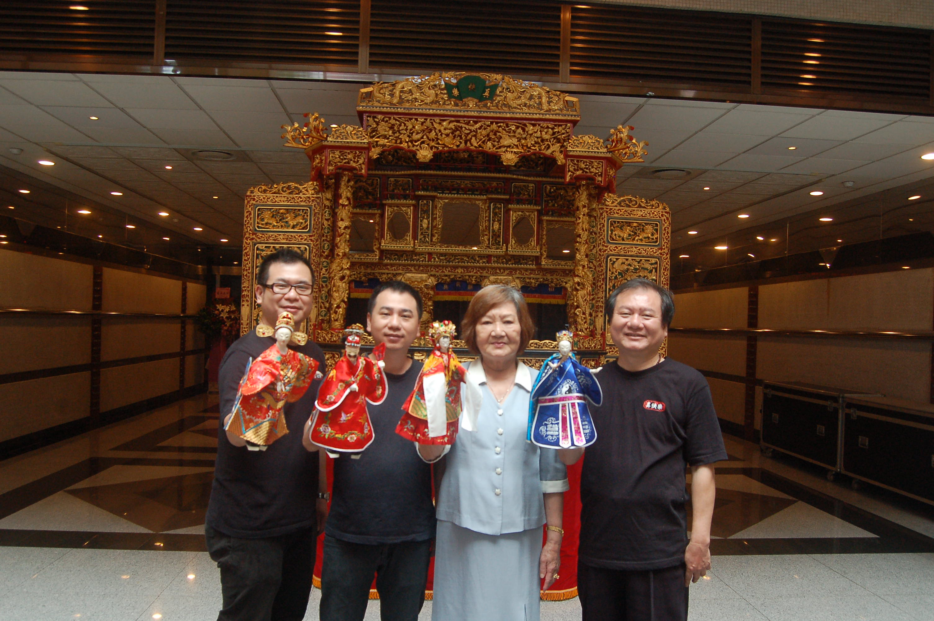 「真快樂掌中劇團」三代合影