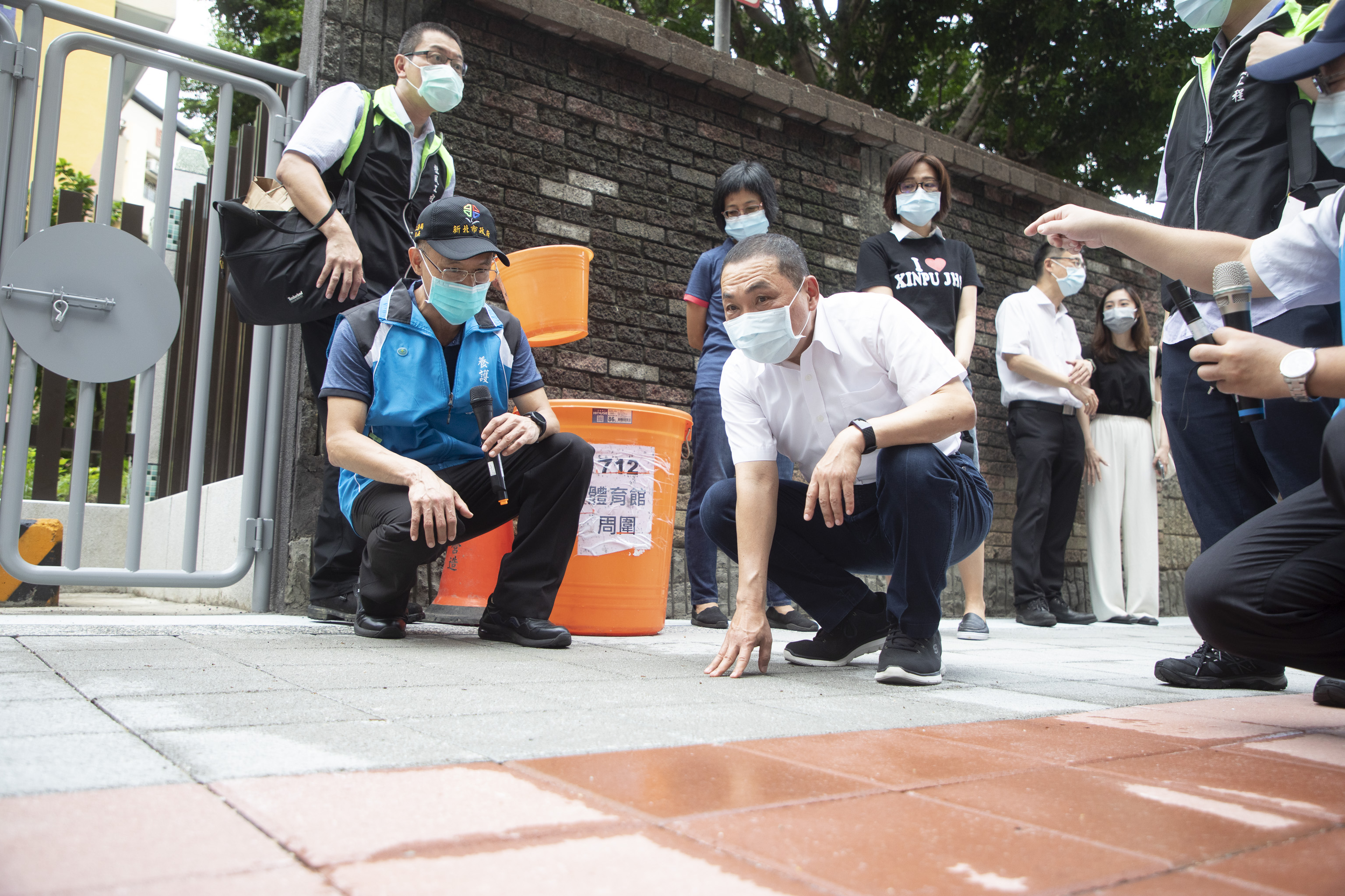 侯友宜市長實地測試透水鋪面排水效果