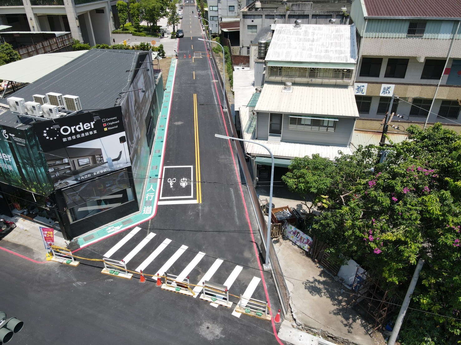 土城中央路二段21巷原為袋底路，新工處透過瓶頸打通專案，打通中央路二段21巷至學府路二段道路，將有效紓解附近住宅區上下班尖峰時刻的壅塞問題。