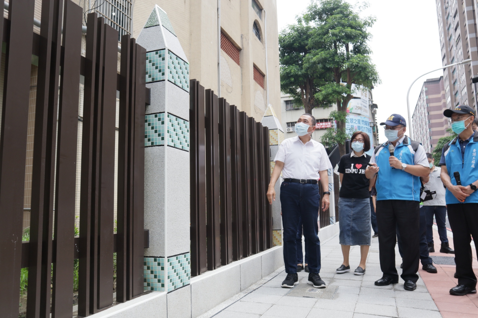 新北市政府養工處長馮兆麟（右二）向侯友宜市長說明施作板橋新埔國中通學廊道改善的施工理念，並請市長驗收成果。