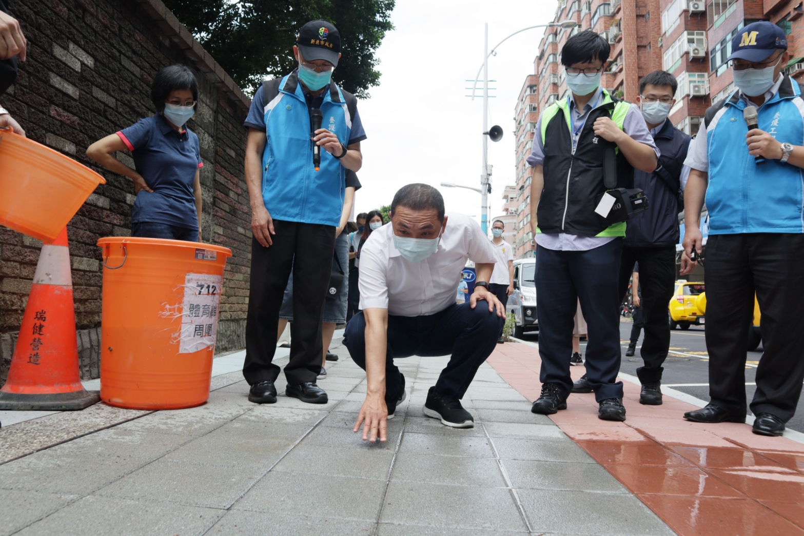 板橋新埔國中通學廊道改善工程，在人行下方放置管式紙模，以免發生透水鋪面孔隙過小，容易造成堵塞等情形，堪稱透水鋪面升級版工法，使人行道透水效果更好，並減少日後維護成本。