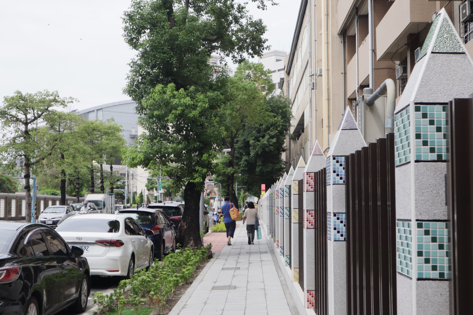 新北市政府在推動板橋新埔國中通學廊道改善工程時，養工處和師生發揮創意，在圍牆欄杆以巨型鉛筆當裝飾柱，象徵「大筆如椽」，期許學生有豐富的文采內涵。
