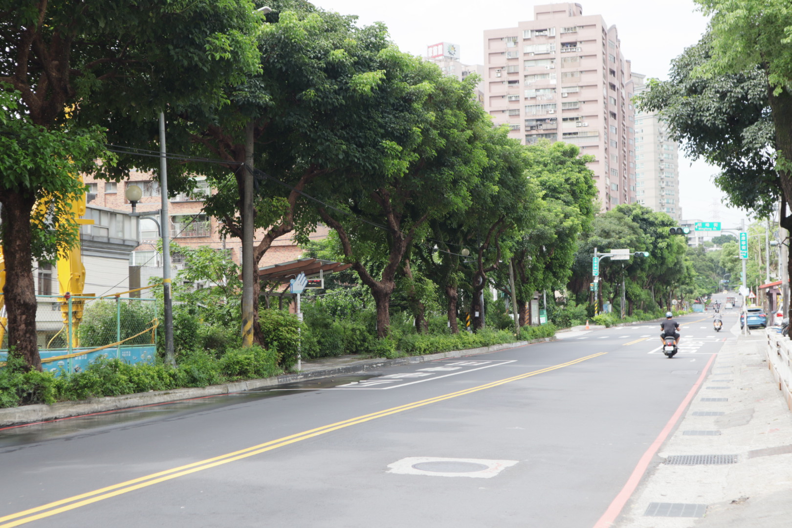 康寧街第二期拓寬工程將把目前現況僅有雙向單一車道的康寧街747號至541巷，拓寬為足夠配置雙向各2車道道路，且人行道、排水、植栽及架空纜線下地也將一併加以改善。