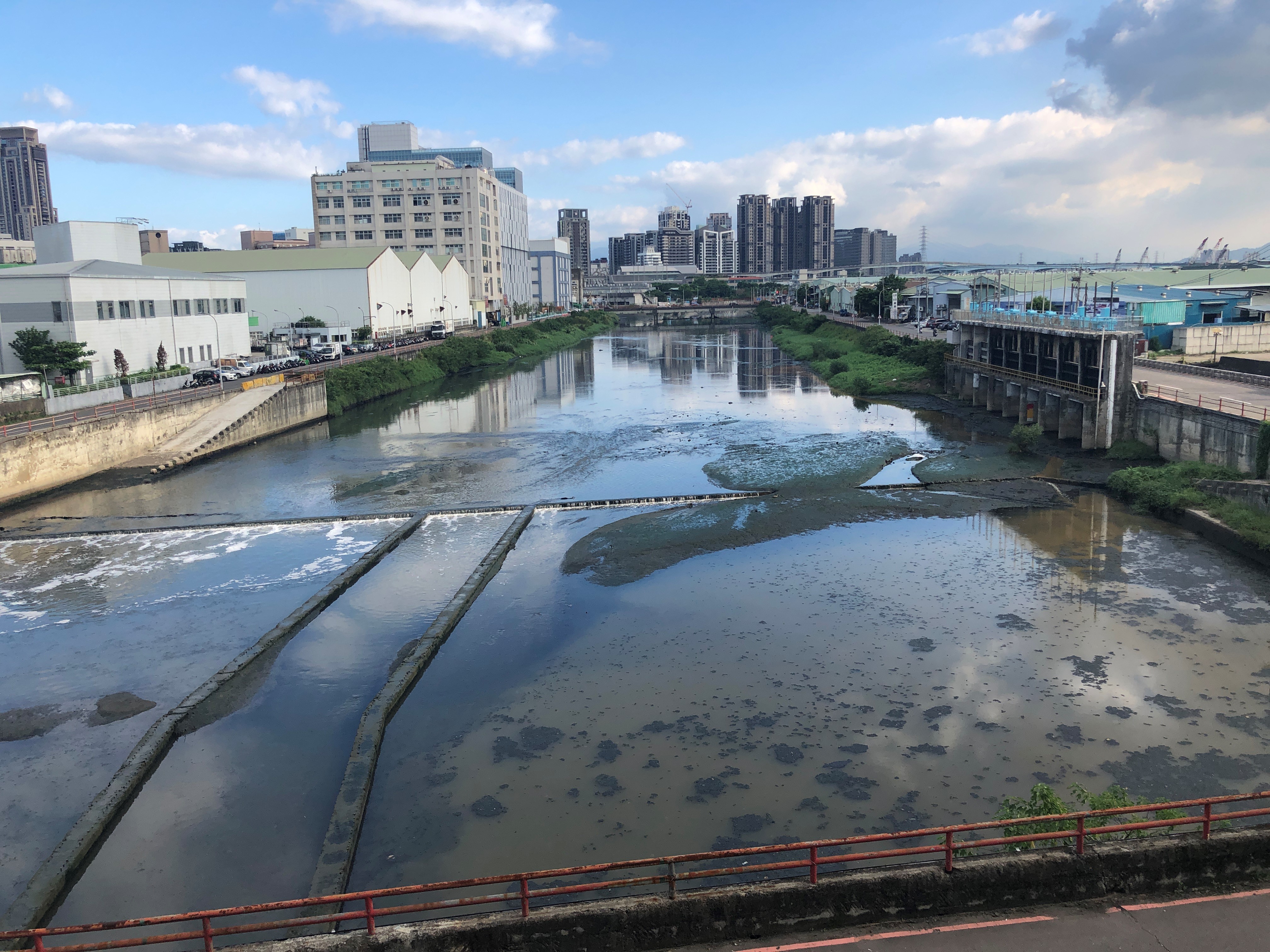 中港大排施工前流況不順、淤積狀況嚴重
