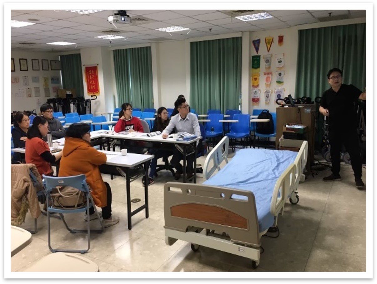 桃園市社會局在今年5月12日尚未三級警戒前   專程到新北市輔具中心取經   新北市也不吝分享經驗  由中心主任楊忠一（右1）簡報說明