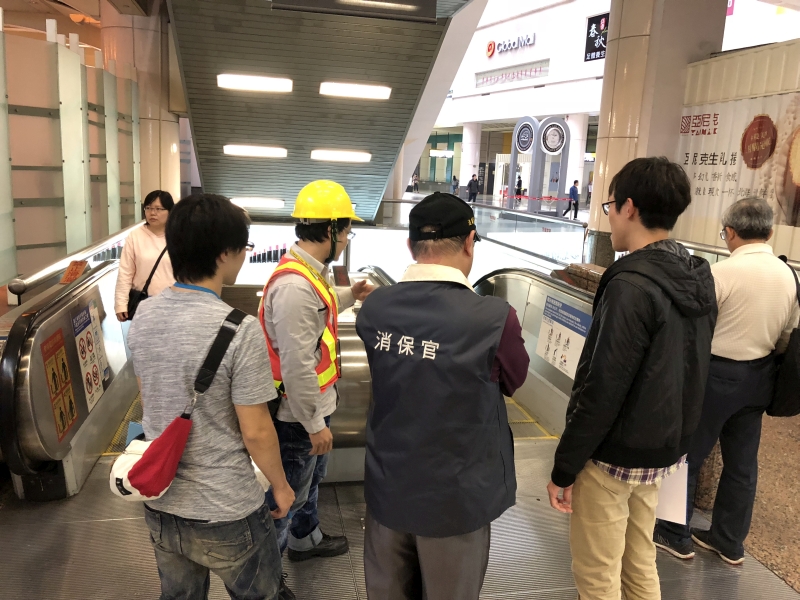 消保官檢查手扶梯