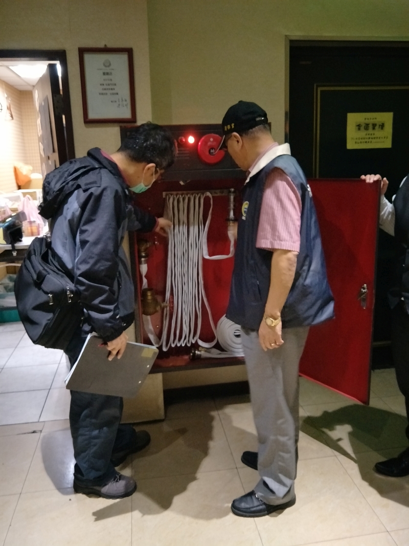 消保官檢查消防水管
