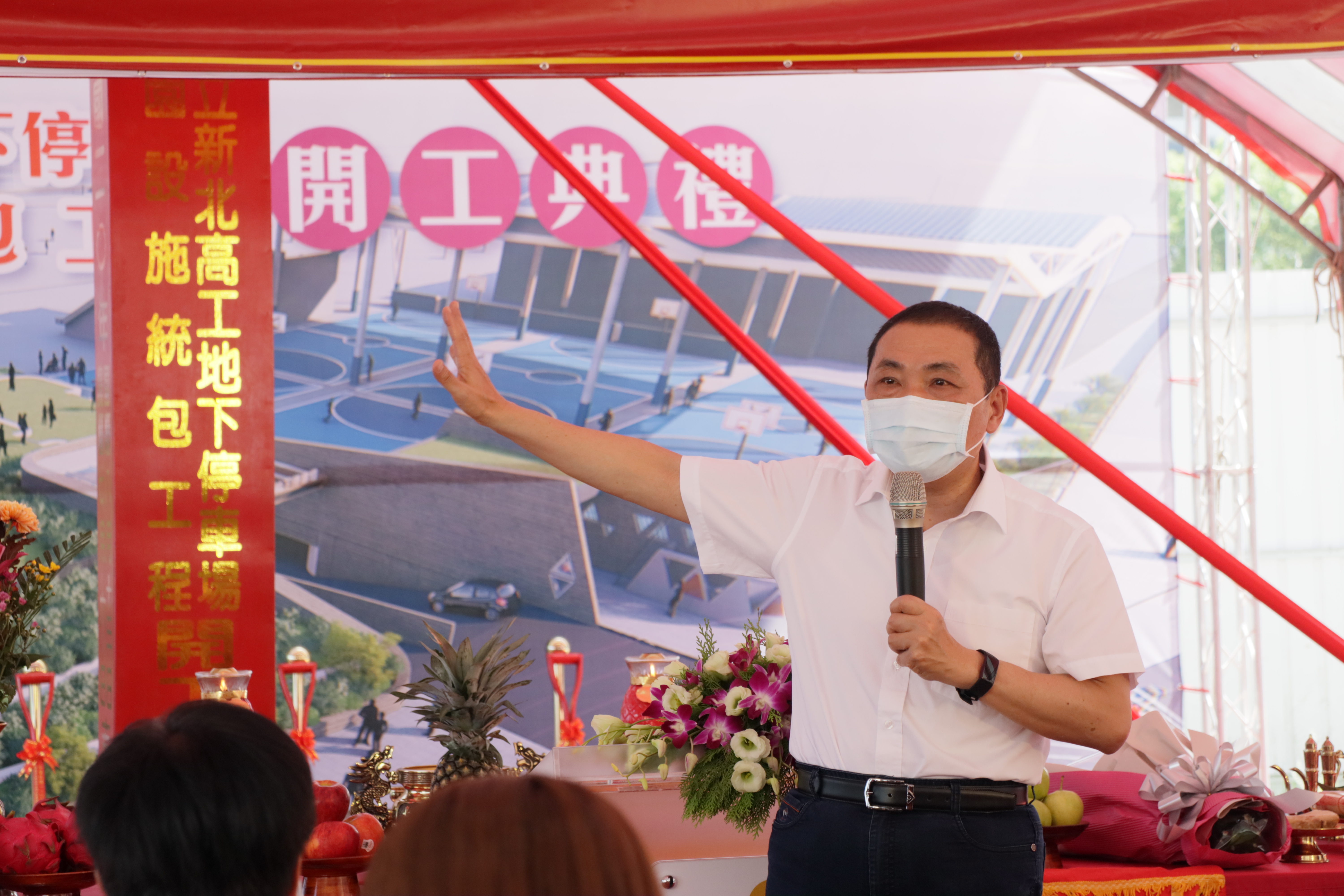 新北市長侯友宜今（13）日出席新北高工地下停車場開工動土典禮，期許工程如期如質完工，解決當地明德里及學府里停車問題。