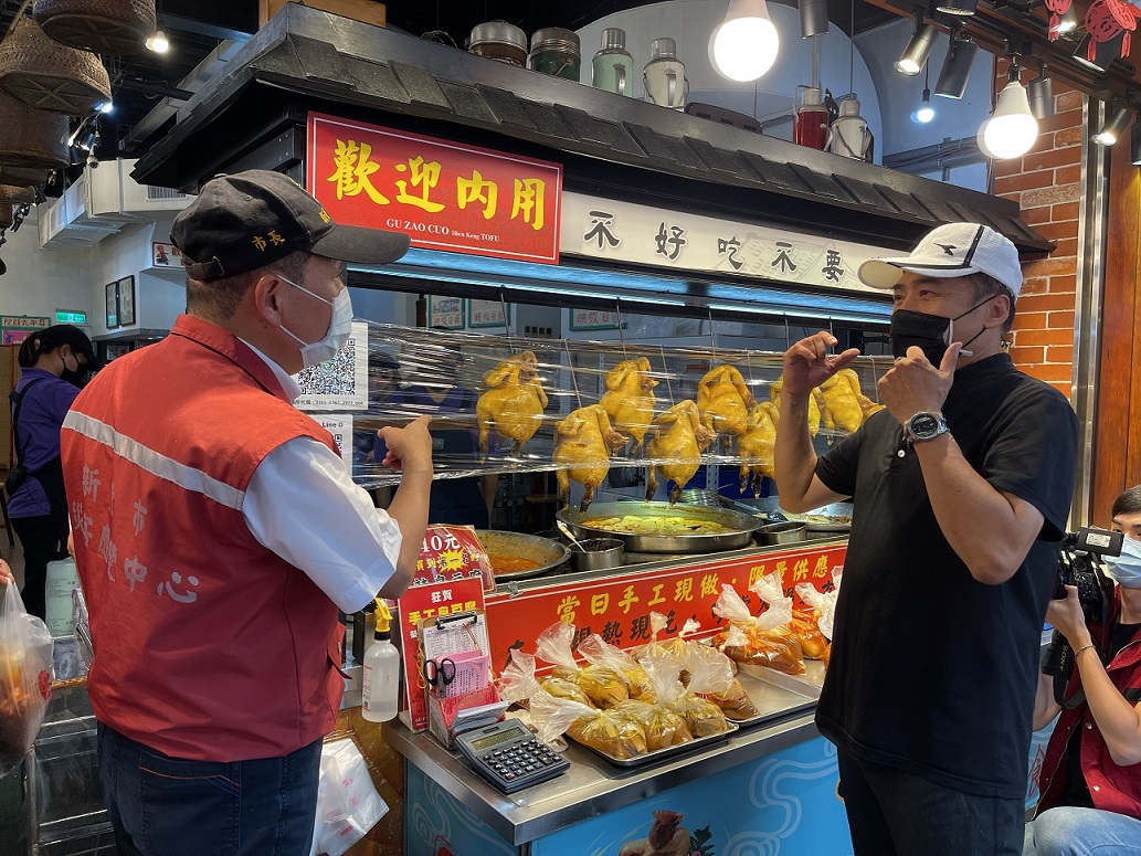新北市長侯友宜今(14)日特地前往深坑老街關心餐飲店家防疫情形，肯定業者及消費者落實餐飲內用的防疫相關措施，大家共同努力對抗疫情