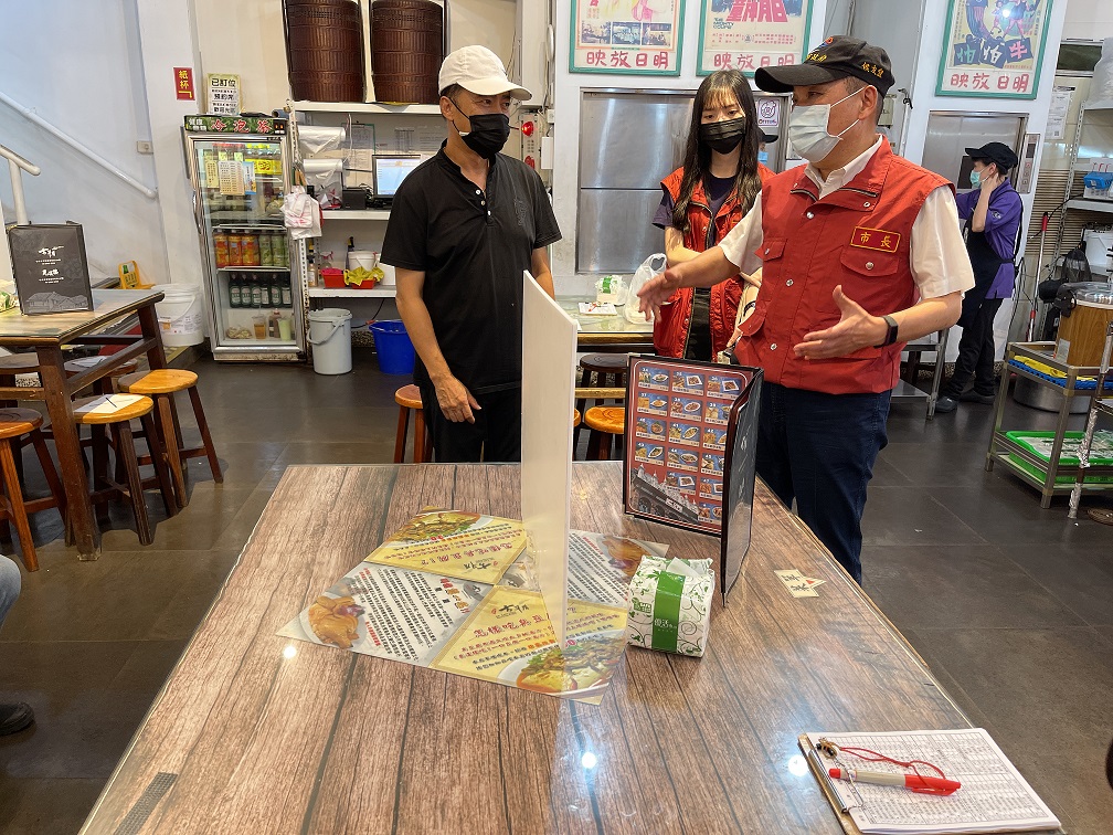新北市長侯友宜今(14)日特地前往深坑老街，店家落實位置設置隔板或梅花座