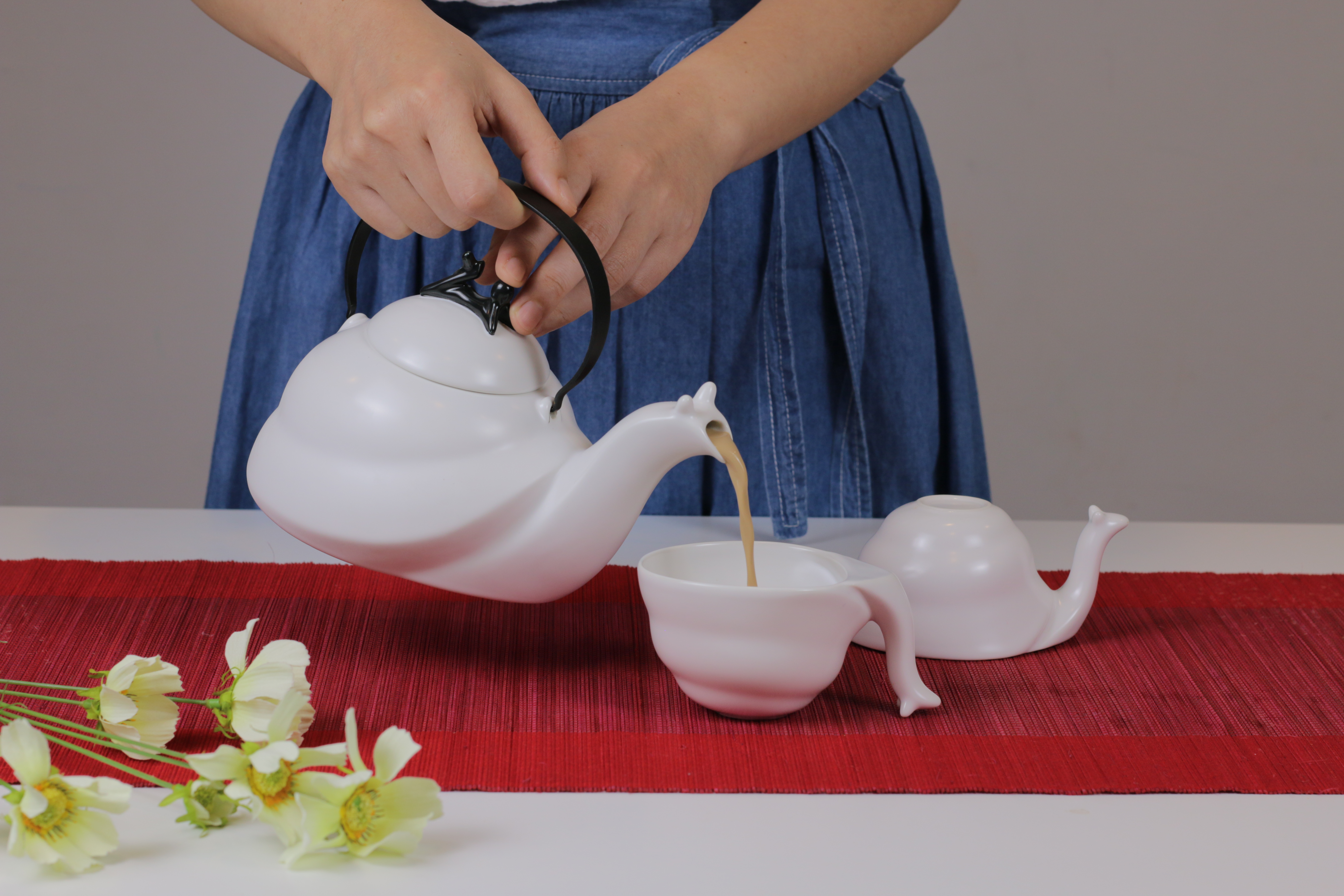 以蝸牛為造型的一壺二杯的「慢活茶具組」，盛裝鍋煮奶茶，體驗蝸牛的慢活態度。