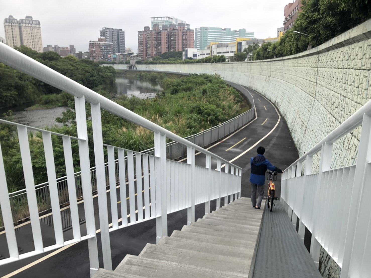 騎著腳踏車欣賞景美溪沿線風景，暢遊碧潭、陽光公園、臺北市立動物園等熱門觀光風景區