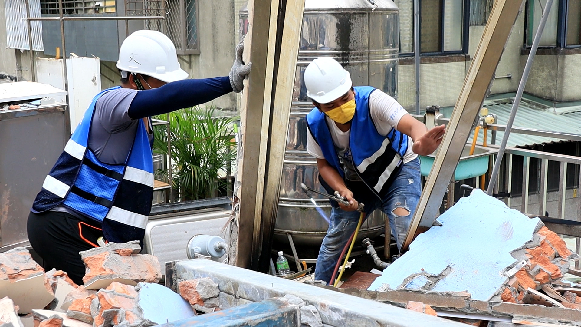永和秀朗路一段違建出租套房正在拆除中